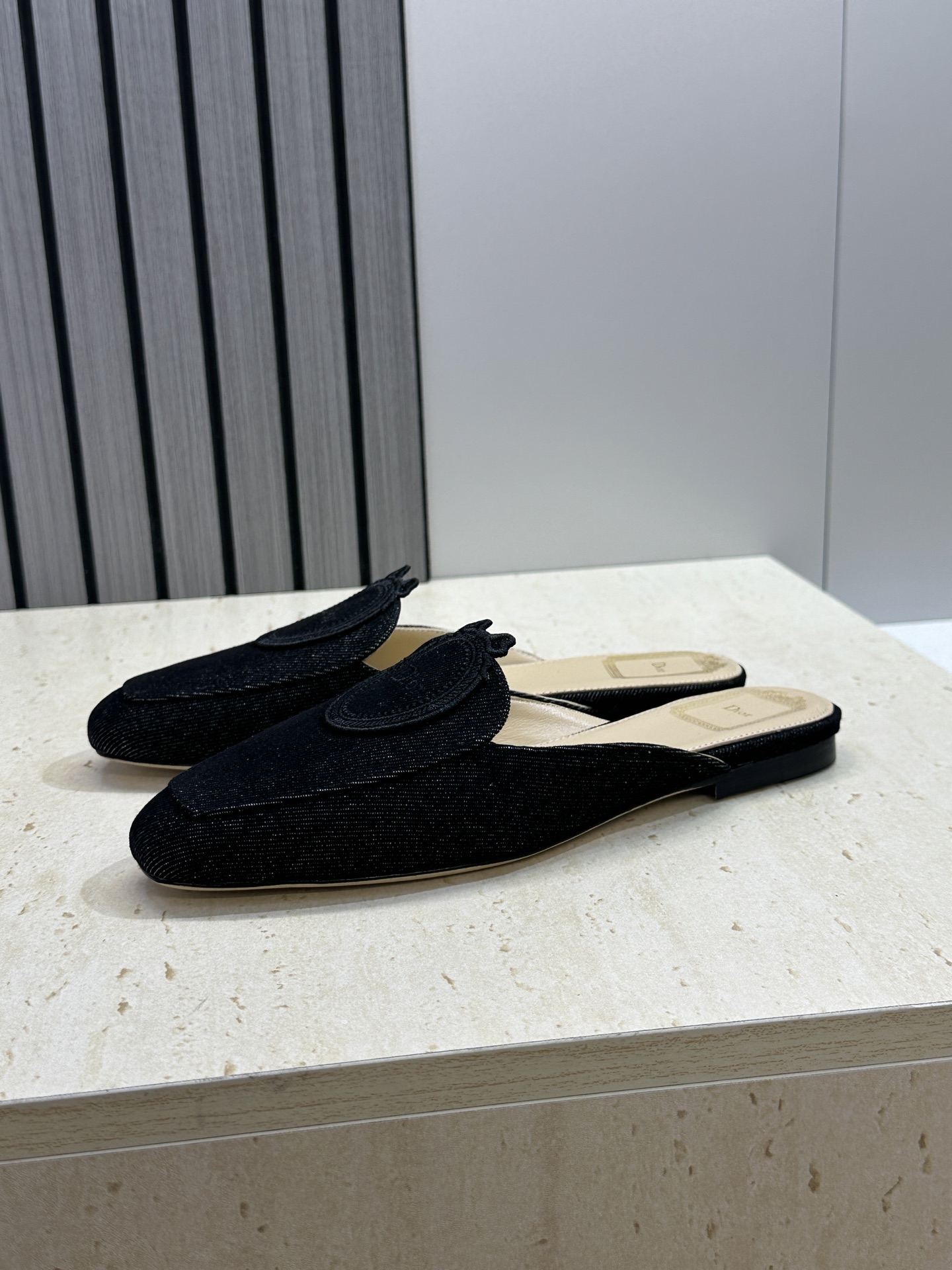 迪奥 Dior 2026春夏新款Medaillon果冻色穆勒女鞋 CD字母logo立体徽章刺绣平底方头凉