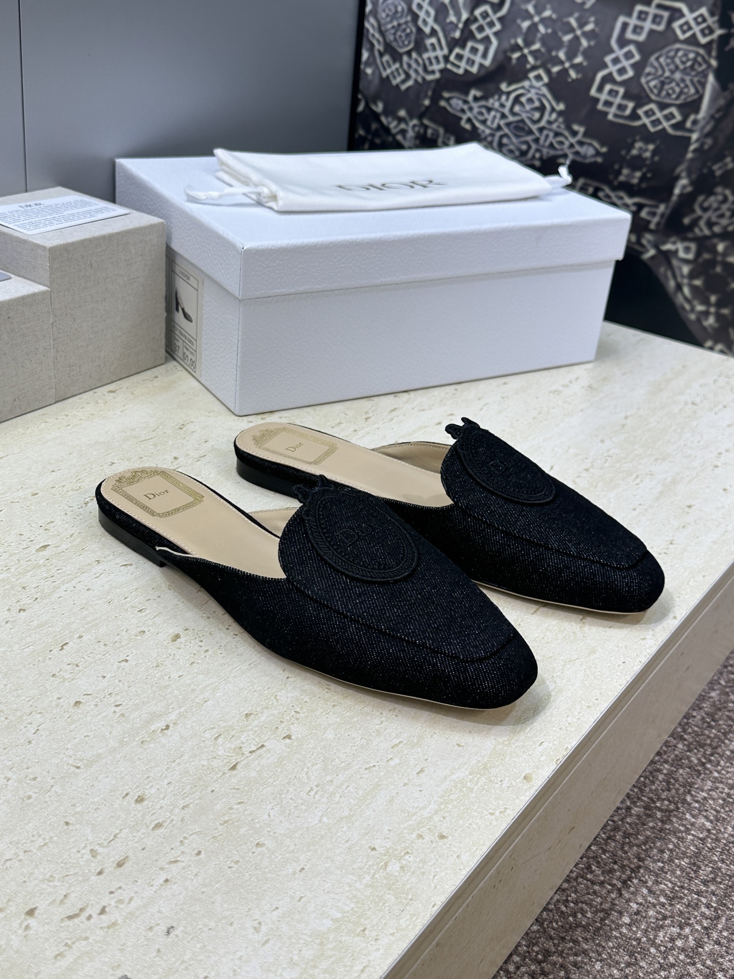 迪奥 Dior 2026春夏新款Medaillon果冻色穆勒女鞋 CD字母logo立体徽章刺绣平底方头凉