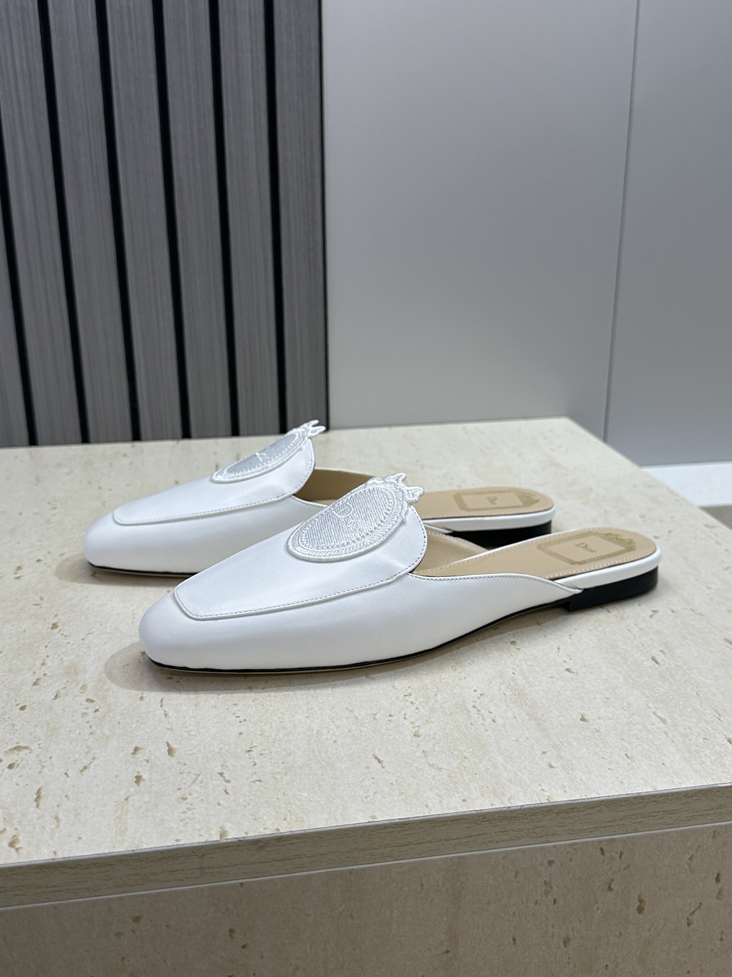 迪奥 Dior 2026春夏新款Medaillon果冻色穆勒女鞋 CD字母logo立体徽章刺绣平底方头凉