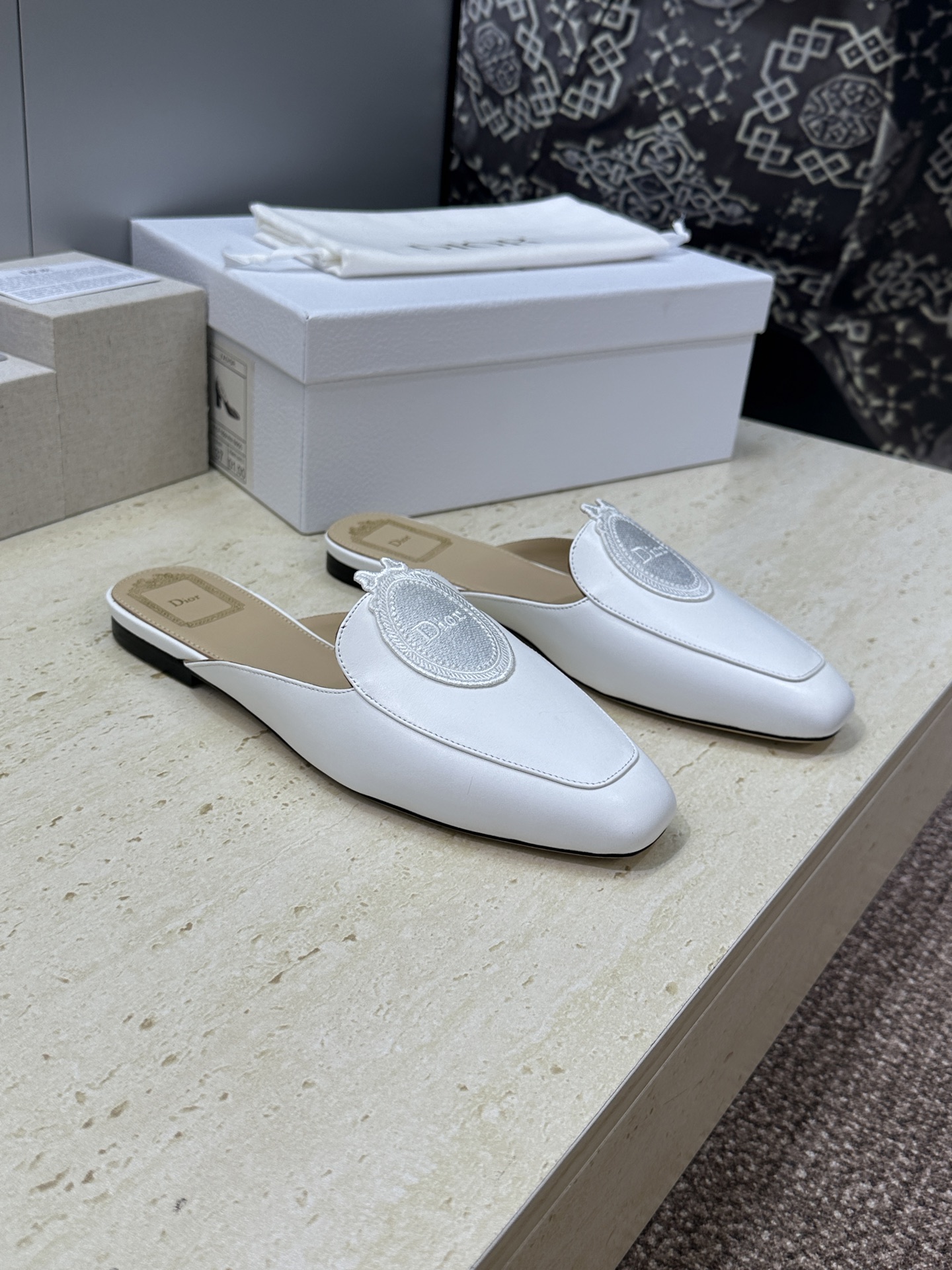 迪奥 Dior 2026春夏新款Medaillon果冻色穆勒女鞋 CD字母logo立体徽章刺绣平底方头凉
