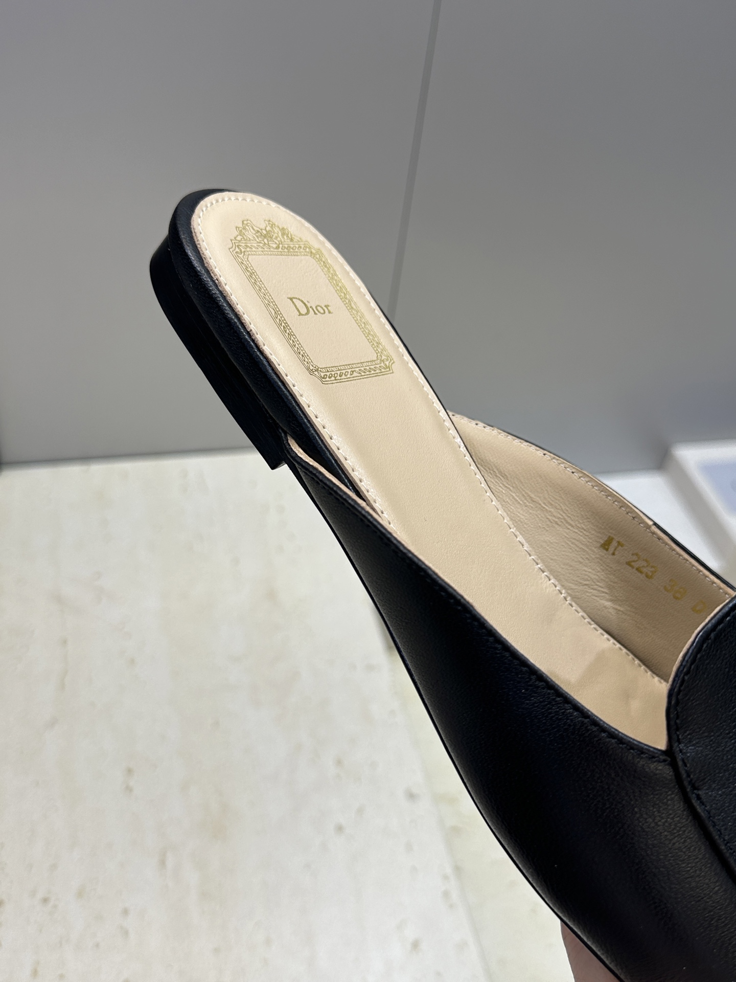 迪奥 Dior 2026春夏新款Medaillon果冻色穆勒女鞋 CD字母logo立体徽章刺绣平底方头凉