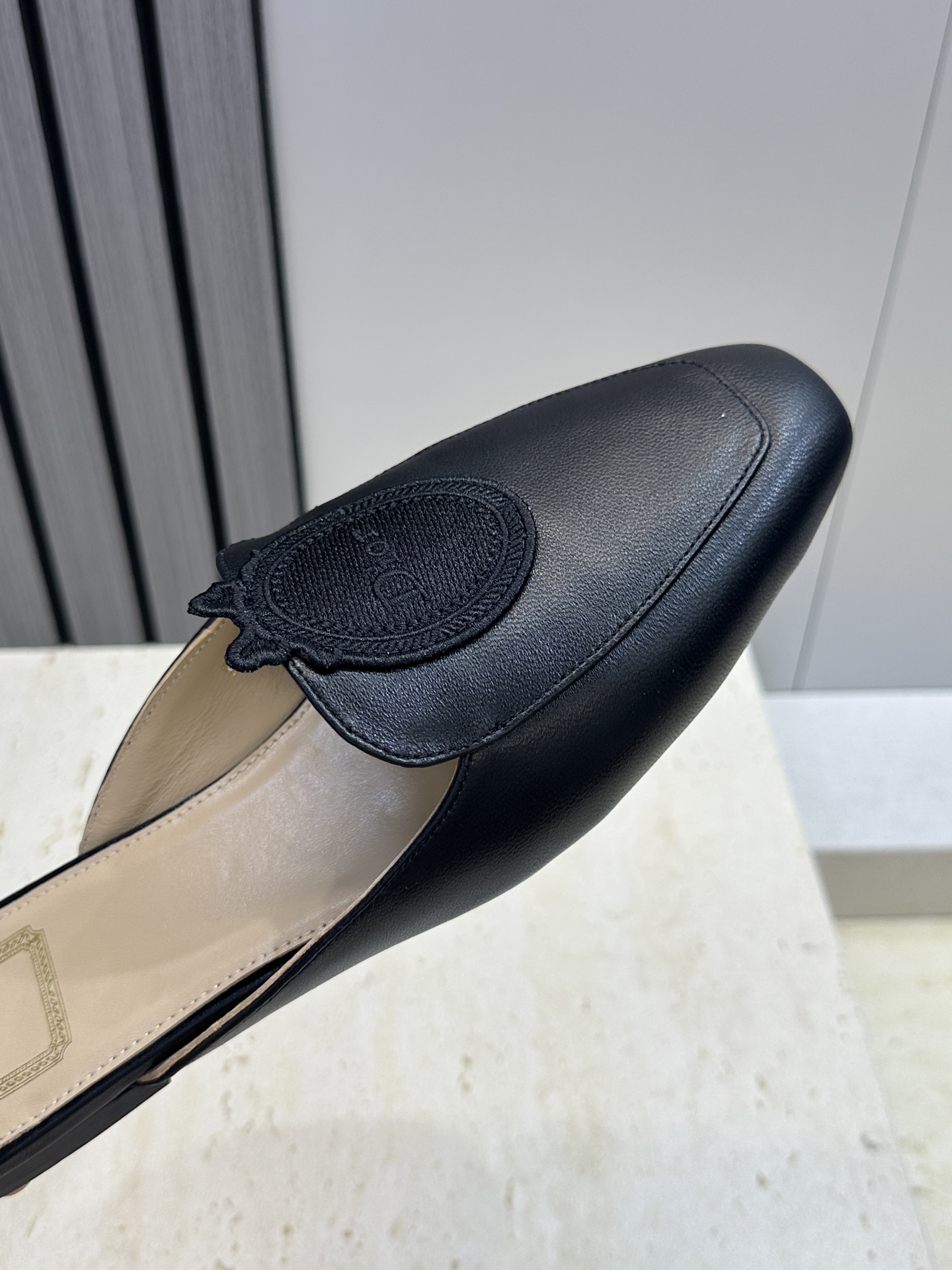 迪奥 Dior 2026春夏新款Medaillon果冻色穆勒女鞋 CD字母logo立体徽章刺绣平底方头凉