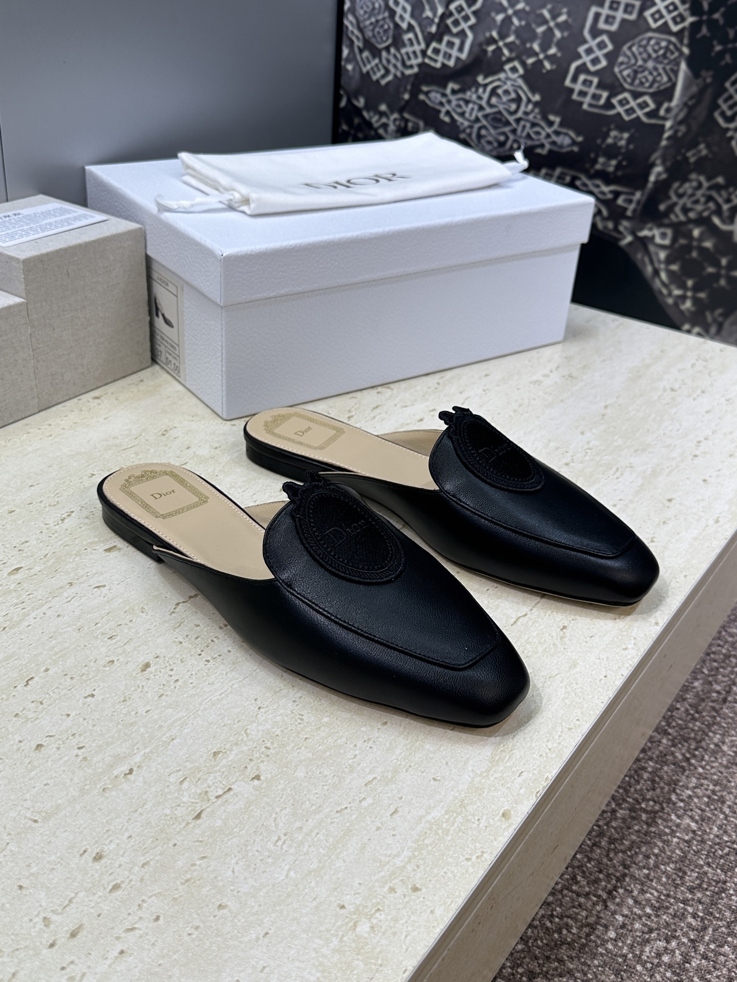 迪奥 Dior 2026春夏新款Medaillon果冻色穆勒女鞋 CD字母logo立体徽章刺绣平底方头凉