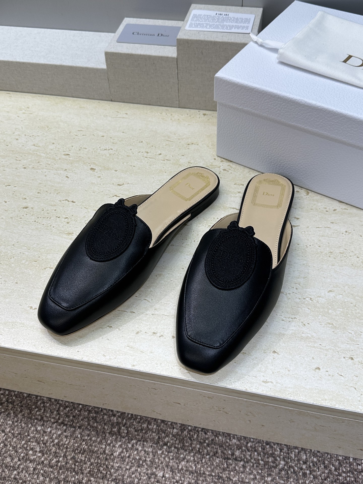 迪奥 Dior 2026春夏新款Medaillon果冻色穆勒女鞋 CD字母logo立体徽章刺绣平底方头凉