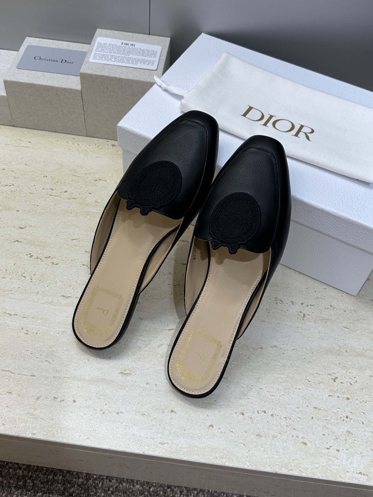 迪奥 Dior 2026春夏新款Medaillon果冻色穆勒女鞋 CD字母logo立体徽章刺绣平底方头凉