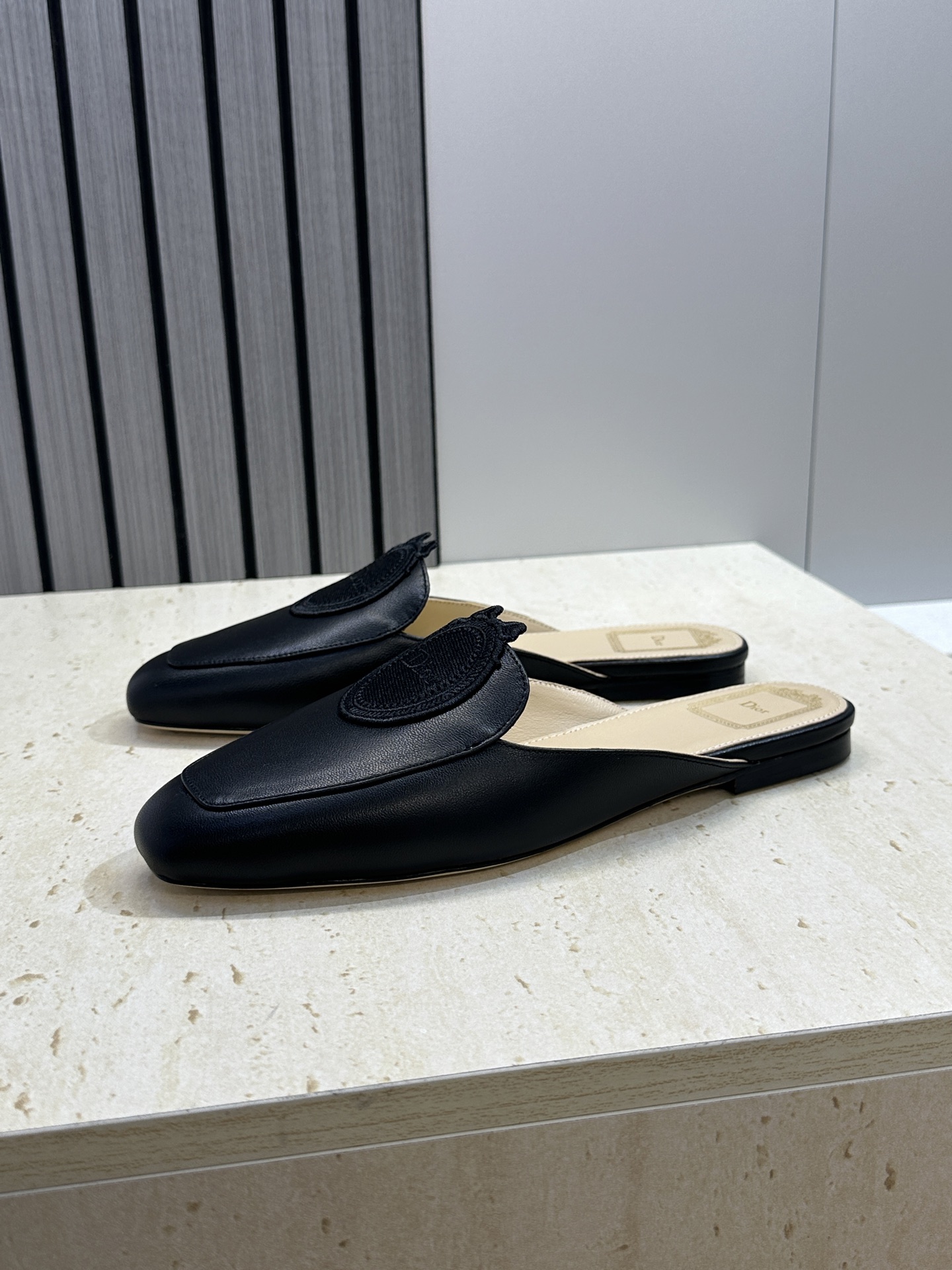 迪奥 Dior 2026春夏新款Medaillon果冻色穆勒女鞋 CD字母logo立体徽章刺绣平底方头凉