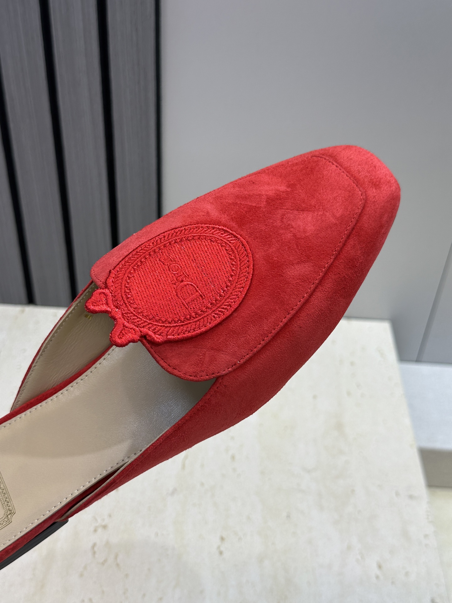 迪奥 Dior 2026春夏新款Medaillon果冻色穆勒女鞋 CD字母logo立体徽章刺绣平底方头凉