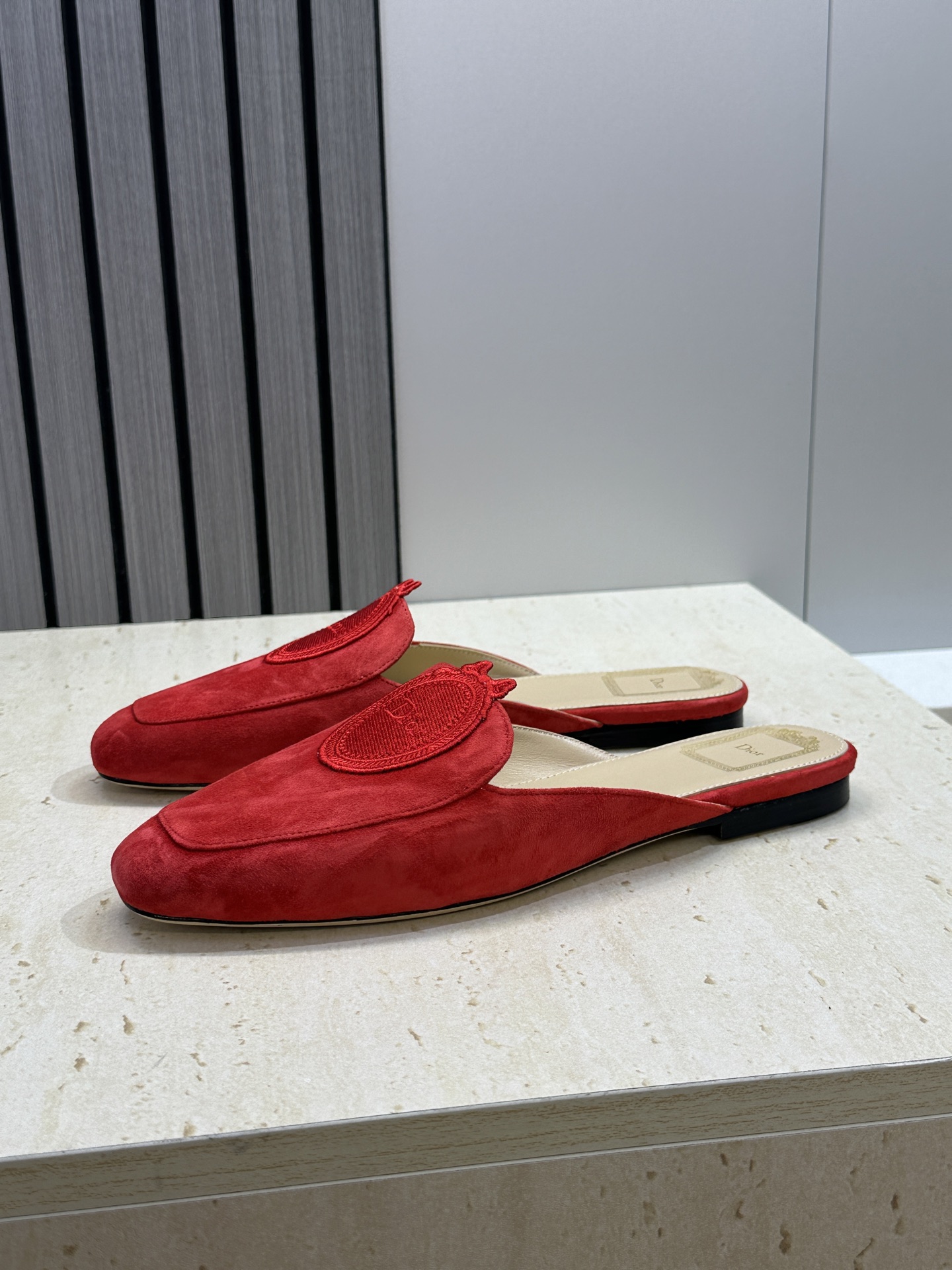 迪奥 Dior 2026春夏新款Medaillon果冻色穆勒女鞋 CD字母logo立体徽章刺绣平底方头凉