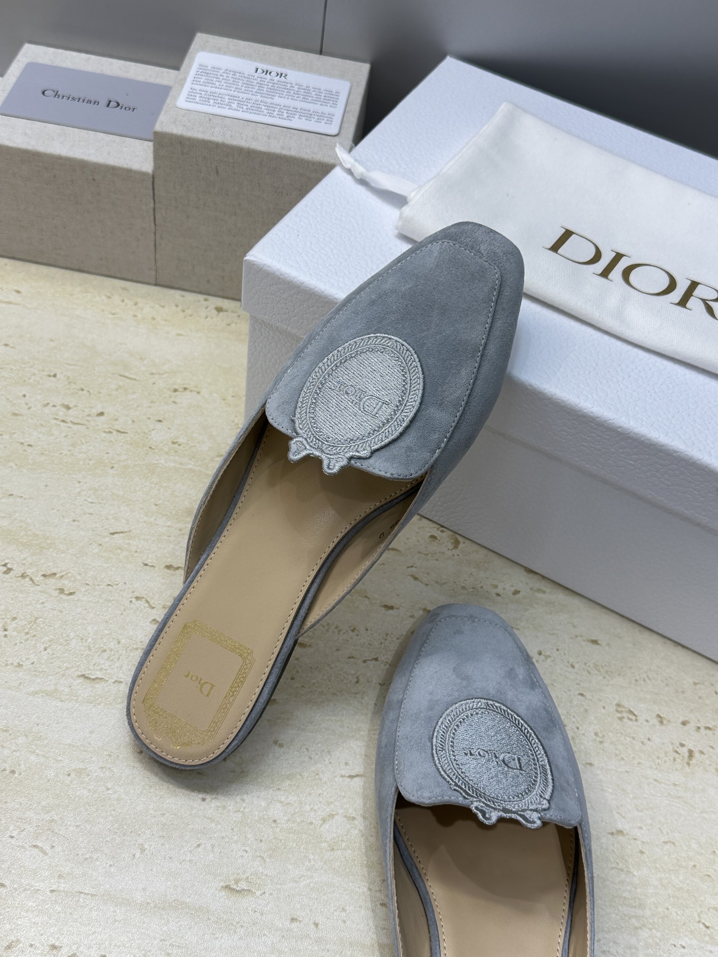 迪奥 Dior 2026春夏新款Medaillon果冻色穆勒女鞋 CD字母logo立体徽章刺绣平底方头凉