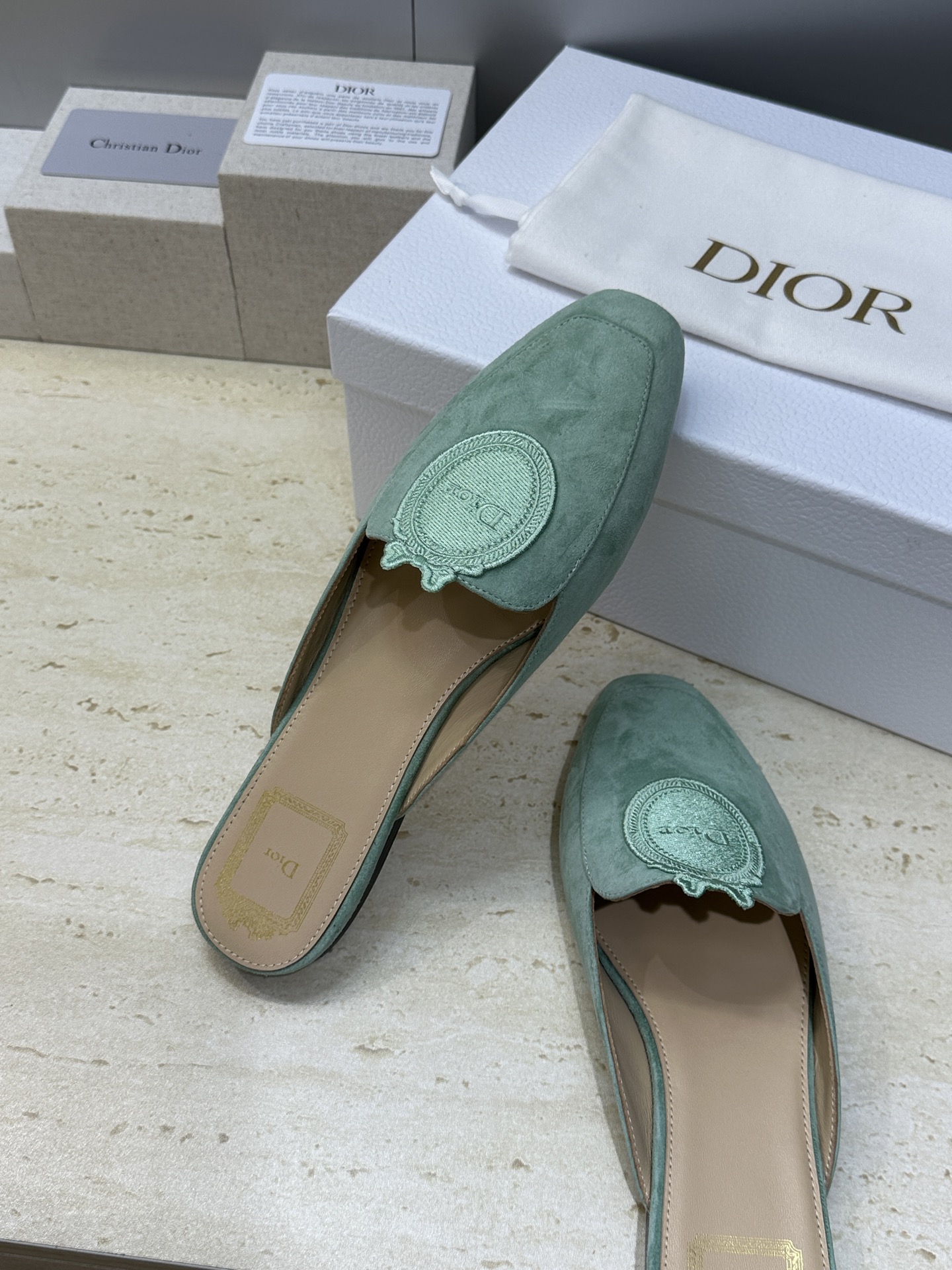 迪奥 Dior 2026春夏新款Medaillon果冻色穆勒女鞋 CD字母logo立体徽章刺绣平底方头凉