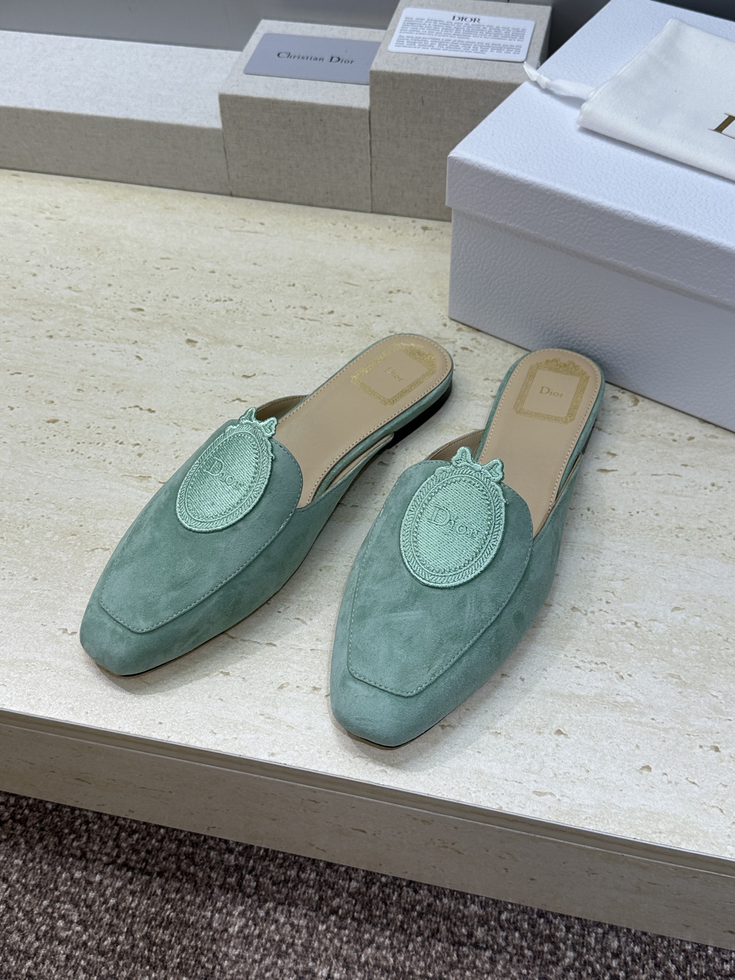 迪奥 Dior 2026春夏新款Medaillon果冻色穆勒女鞋 CD字母logo立体徽章刺绣平底方头凉