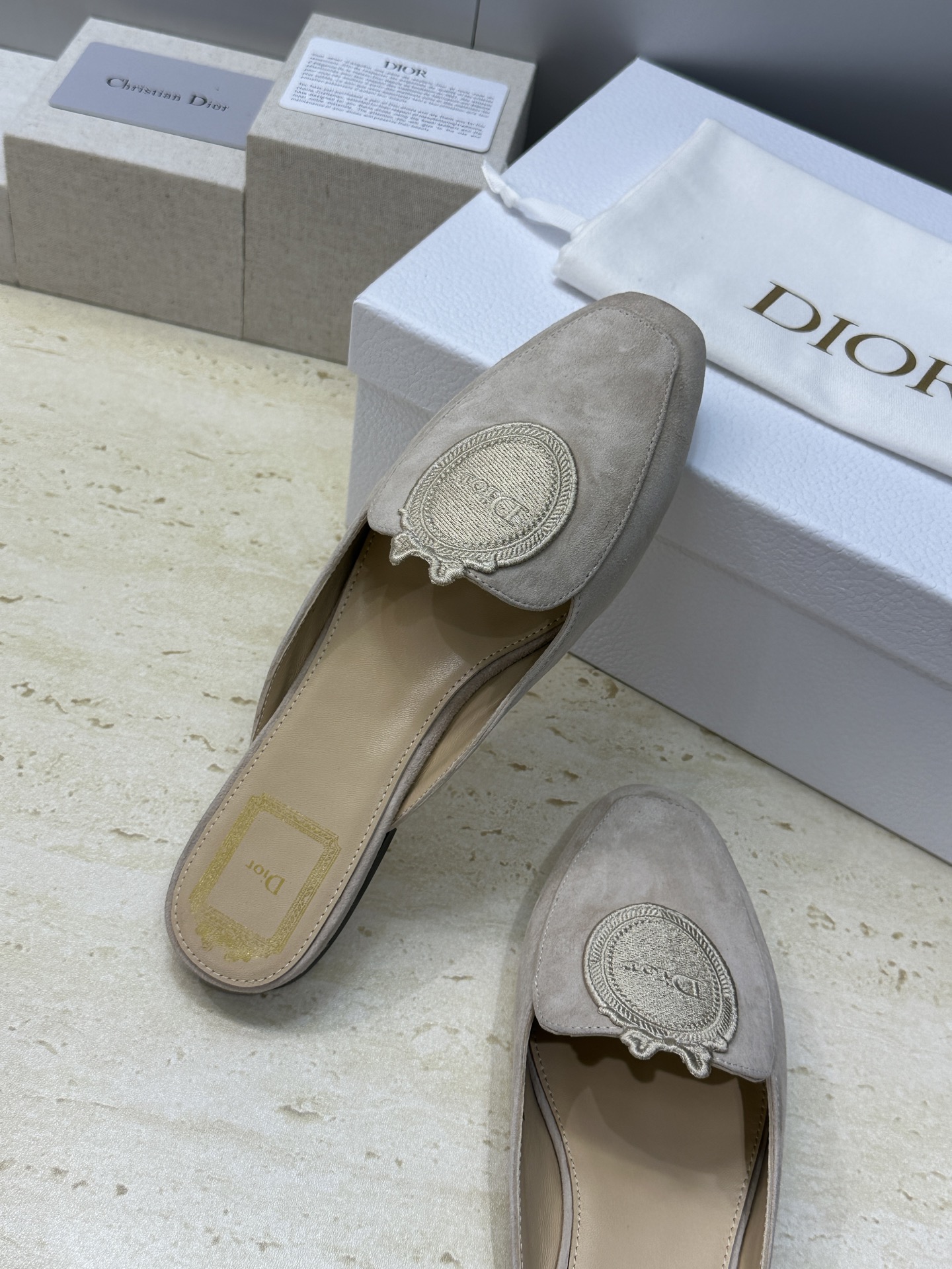 迪奥 Dior 2026春夏新款Medaillon果冻色穆勒女鞋 CD字母logo立体徽章刺绣平底方头凉