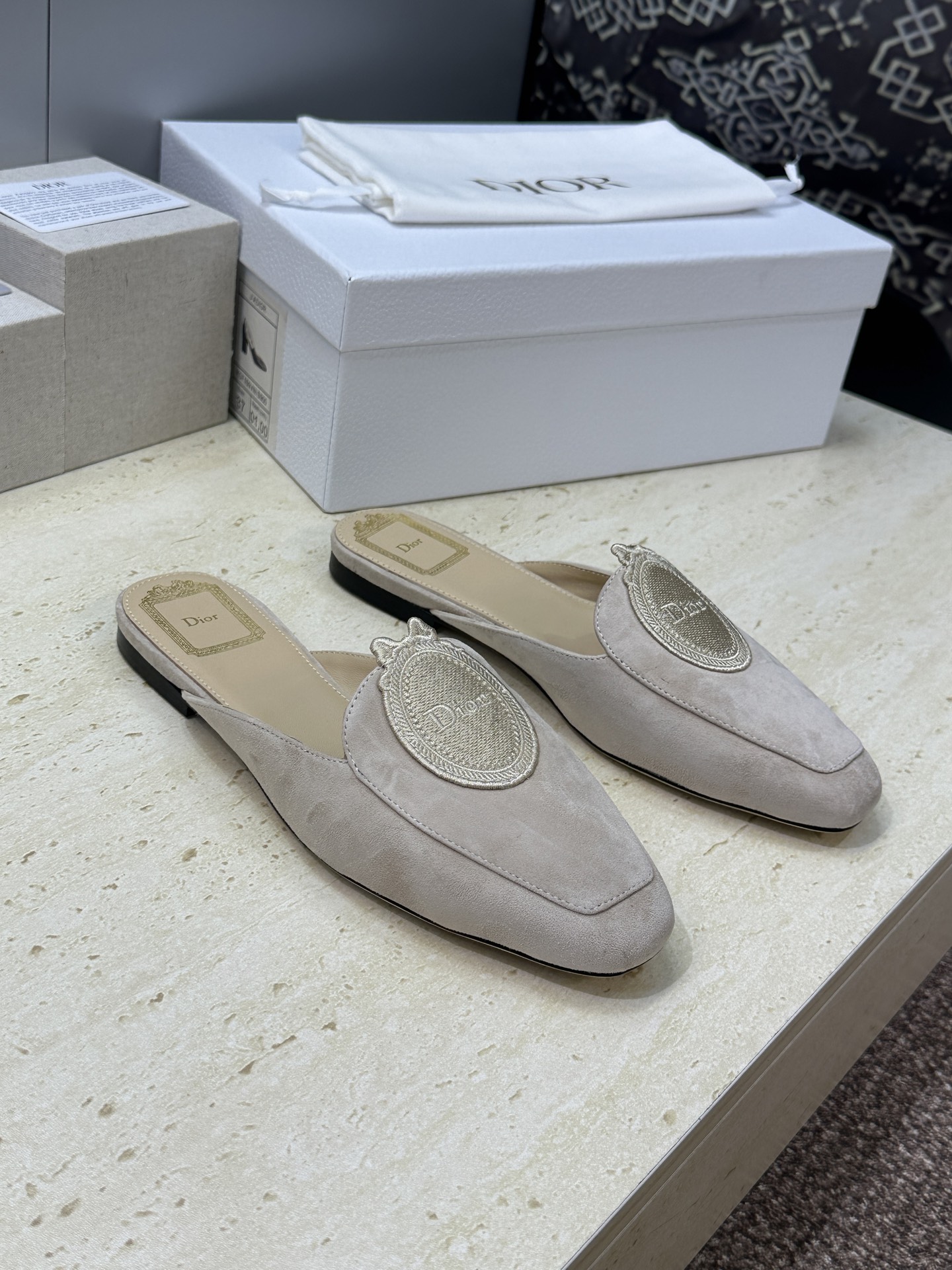 NO:871271,Dior 2026 spring and summer new Medaillon jelly color Mule women's shoes CD letter logo three-dimensional badge embroidery flat square toe sandals Material: upper original custom washed denim/imported sheepskin/imported calfskin+water-dyed sheepskin lining+Italian leather outsole  size34-43 (34.40.41.42.43 customized, non-returnable and non-exchangeable), half drag, dior, dior, slippers, cowhide, sheepskin, sheep, Leather soles19860909迪奥 Dior 2026春夏新款Medaillon果冻色穆勒女鞋 CD字母logo立体徽章刺绣平底方头凉拖鞋 材质:鞋面原版定制水洗牛仔布/进口羊猄皮/进口小牛皮+水染羊皮内里+意大利真皮大底 size34-43（34.40.41.42.43定做不退不换）,半拖,dior,dior,slippers,cowhide,sheepskin,sheep,Leather soles,Women's Shoes