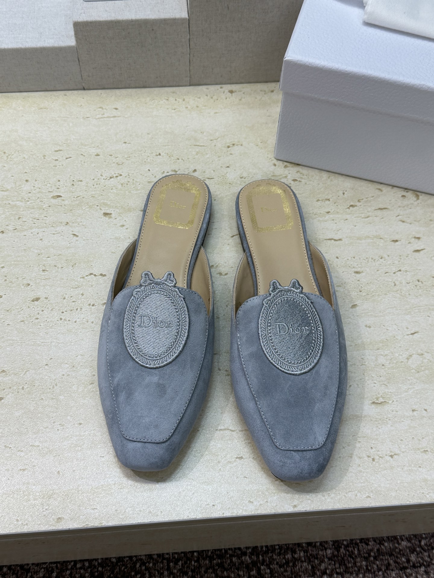 迪奥 Dior 2026春夏新款Medaillon果冻色穆勒女鞋 CD字母logo立体徽章刺绣平底方头凉