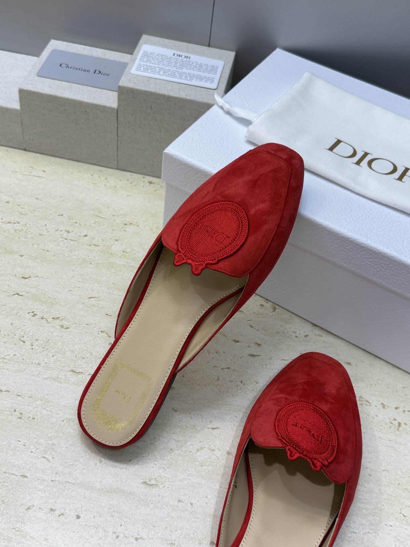 迪奥 Dior 2026春夏新款Medaillon果冻色穆勒女鞋 CD字母logo立体徽章刺绣平底方头凉