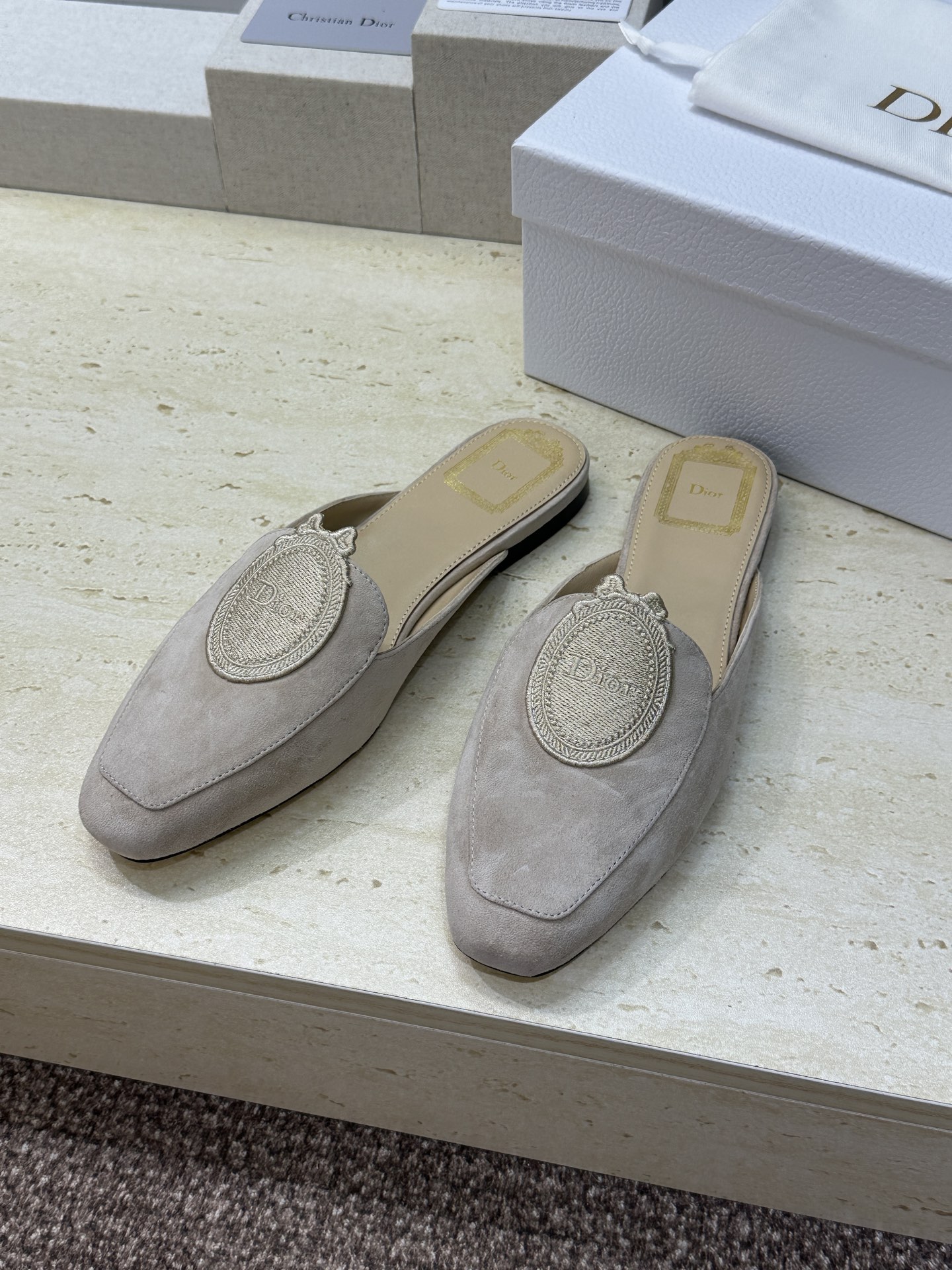 迪奥 Dior 2026春夏新款Medaillon果冻色穆勒女鞋 CD字母logo立体徽章刺绣平底方头凉
