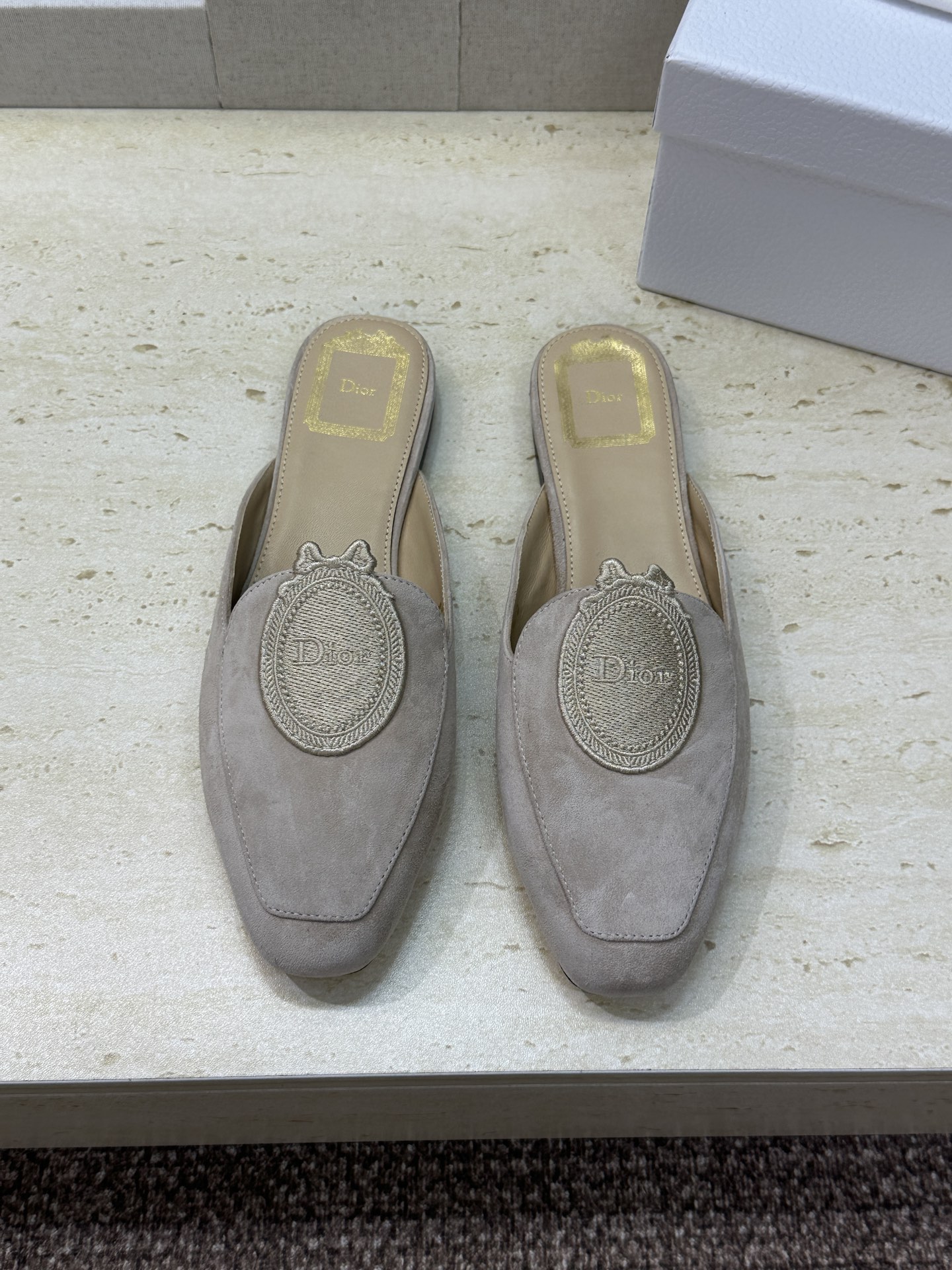 迪奥 Dior 2026春夏新款Medaillon果冻色穆勒女鞋 CD字母logo立体徽章刺绣平底方头凉