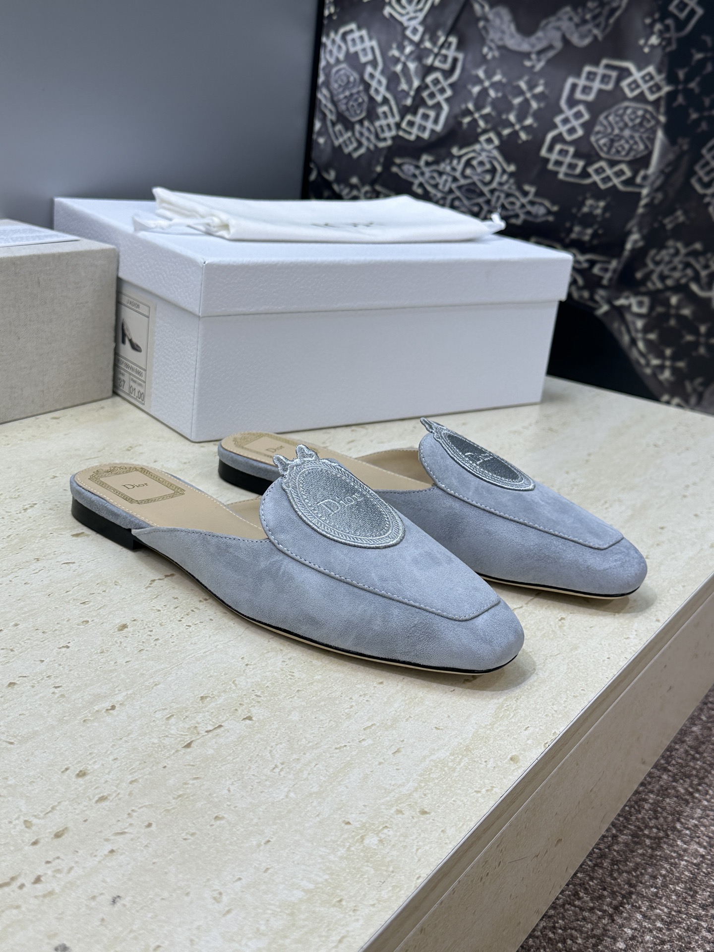 迪奥 Dior 2026春夏新款Medaillon果冻色穆勒女鞋 CD字母logo立体徽章刺绣平底方头凉