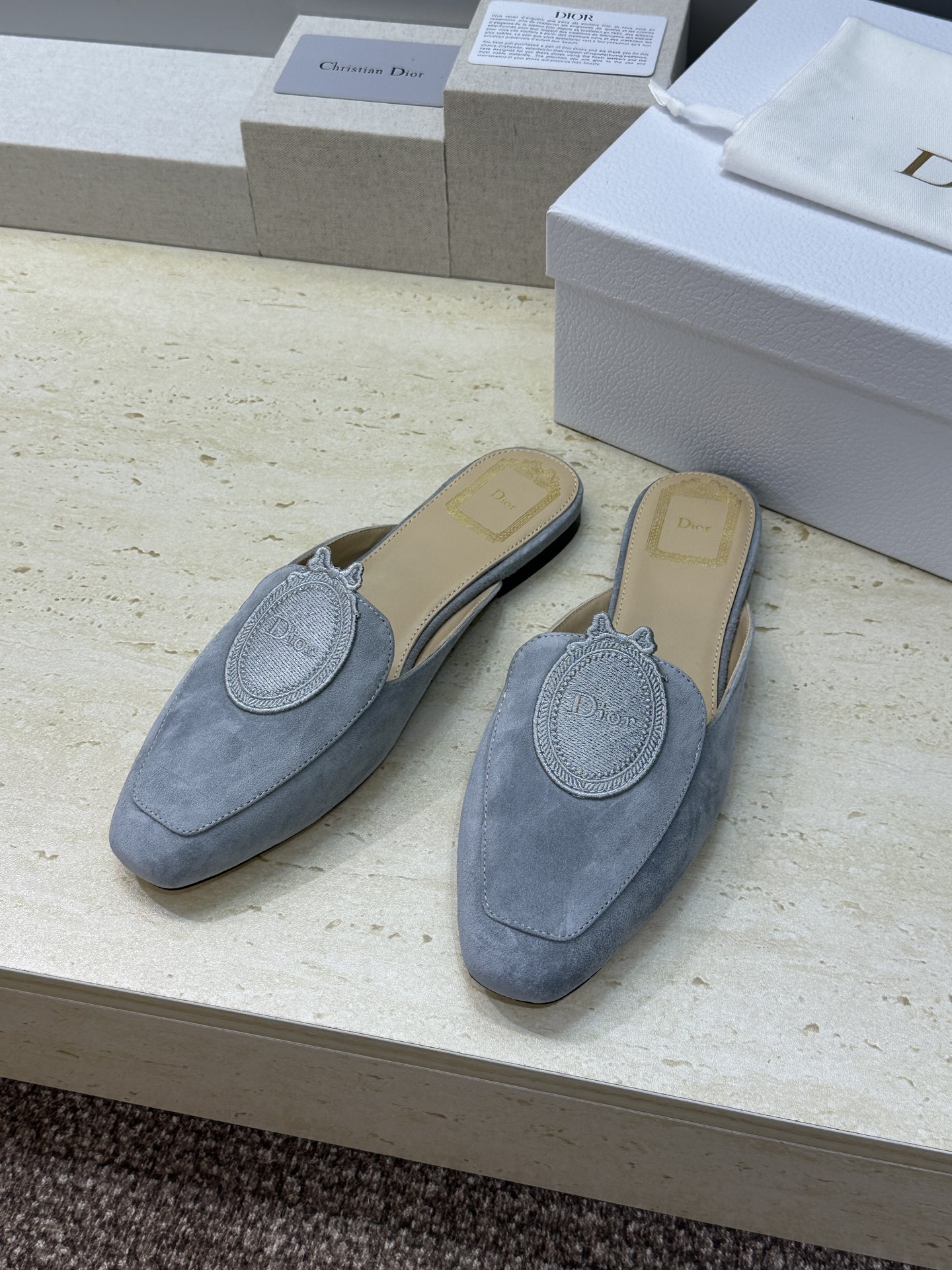 迪奥 Dior 2026春夏新款Medaillon果冻色穆勒女鞋 CD字母logo立体徽章刺绣平底方头凉