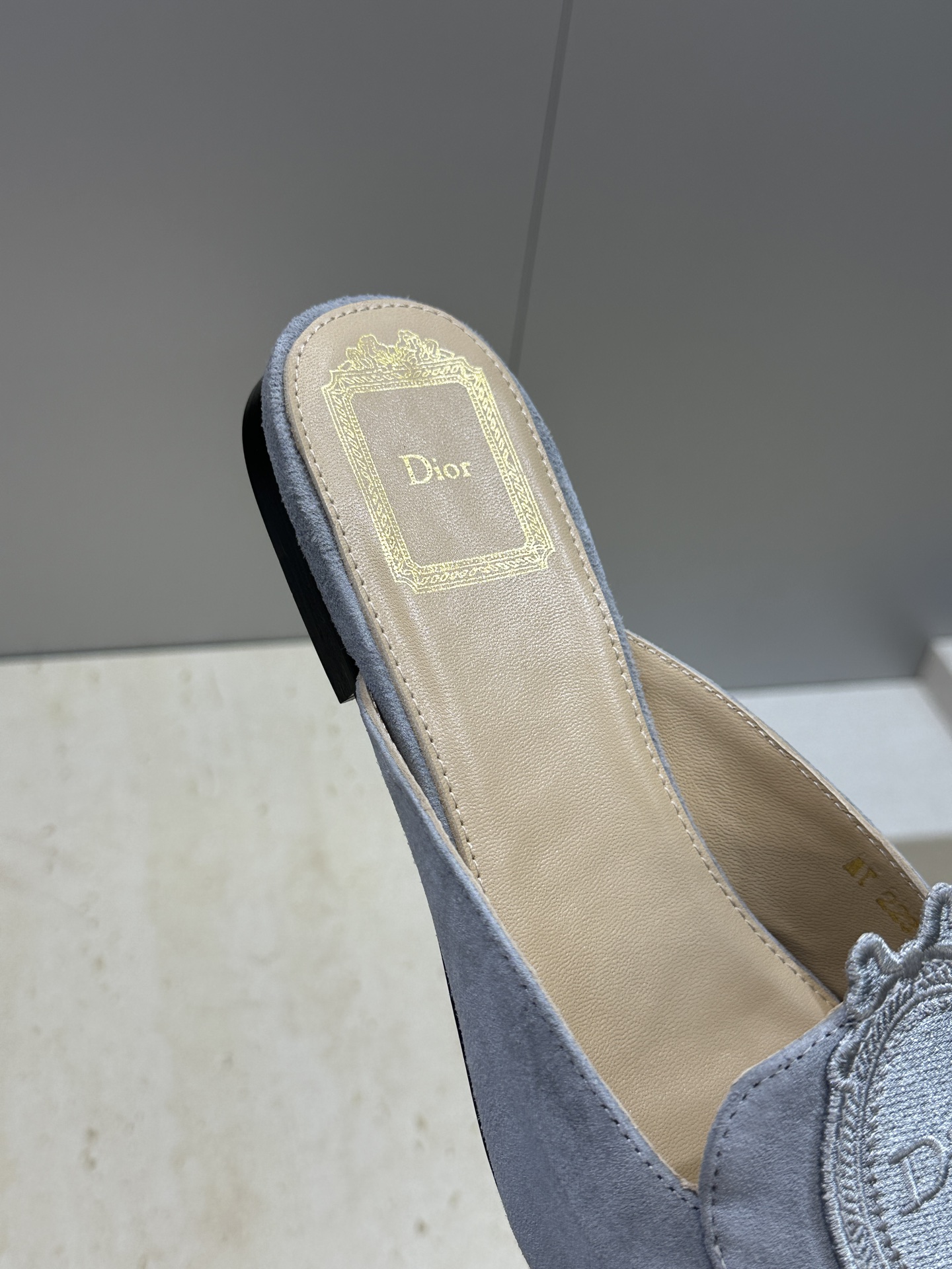 迪奥 Dior 2026春夏新款Medaillon果冻色穆勒女鞋 CD字母logo立体徽章刺绣平底方头凉