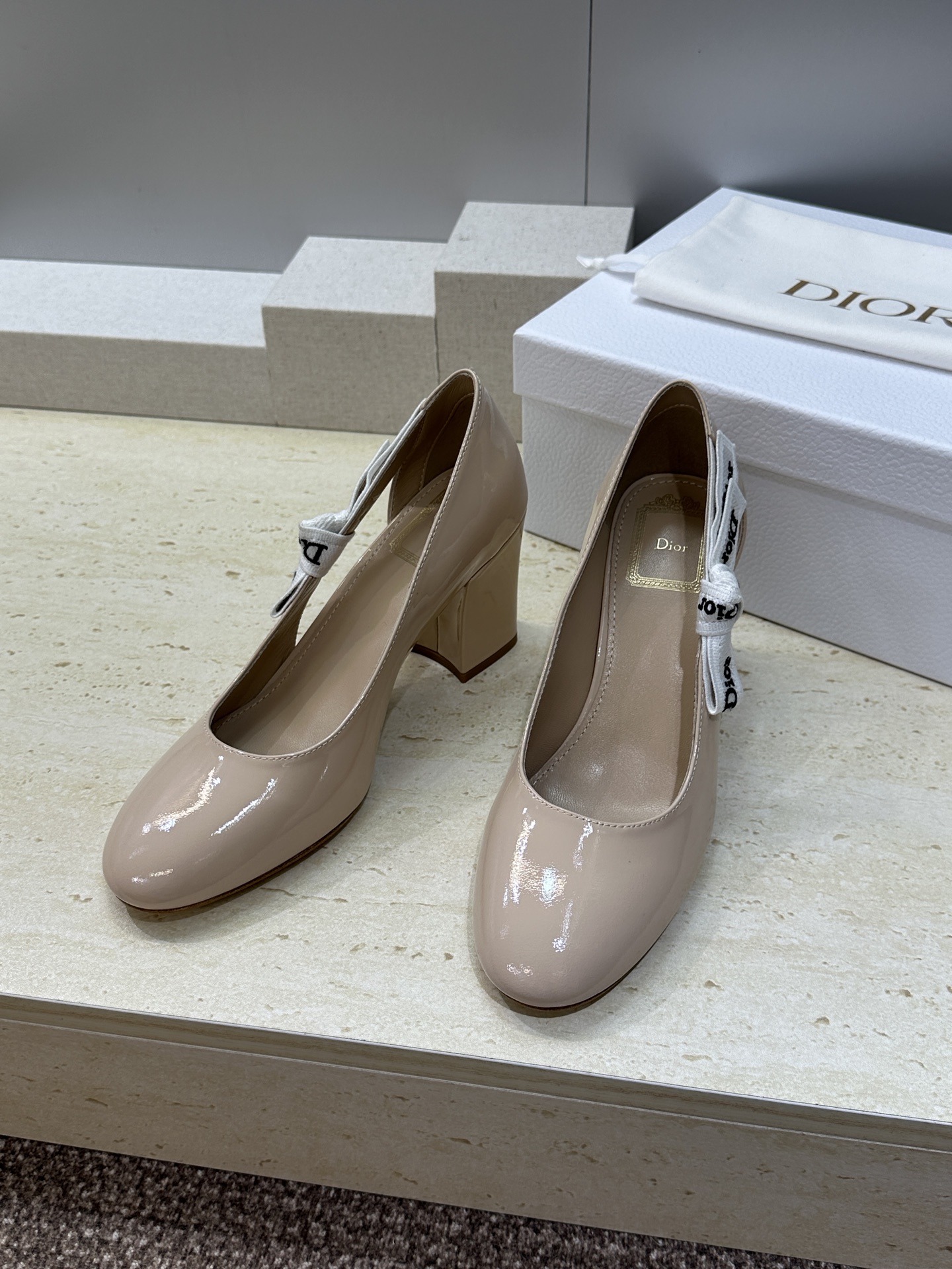 顶级版 J'ADIOR 迪奥 Dior 2026 早春新款高定系列蝴蝶结织带拼色粗跟玛丽珍娃娃女鞋  明