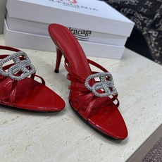 巴黎世家 Balenciaga 2026春夏新款高跟圆头女鞋 B家字母logo五金水钻扣镂空凉拖鞋材质: 巴黎世家 Balenciaga 2026春夏新款高跟圆头女鞋 B家字母logo五金水钻扣镂空凉拖鞋材质: