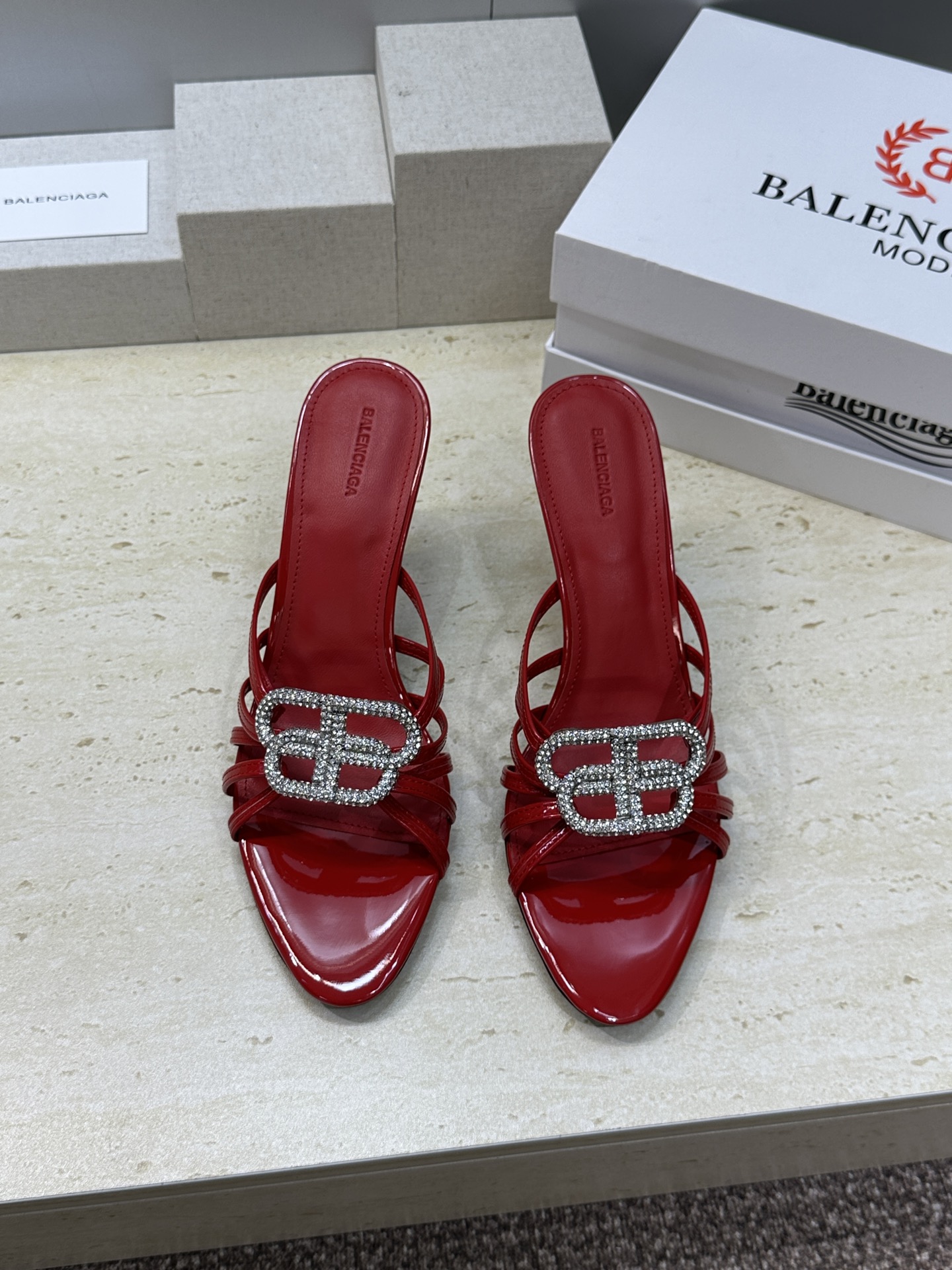巴黎世家 Balenciaga 2026春夏新款高跟圆头女鞋 B家字母logo五金水钻扣镂空凉拖鞋材质: 巴黎世家 Balenciaga 2026春夏新款高跟圆头女鞋 B家字母logo五金水钻扣镂空凉拖鞋材质: