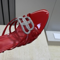 巴黎世家 Balenciaga 2026春夏新款高跟圆头女鞋 B家字母logo五金水钻扣镂空凉拖鞋材质: 巴黎世家 Balenciaga 2026春夏新款高跟圆头女鞋 B家字母logo五金水钻扣镂空凉拖鞋材质: