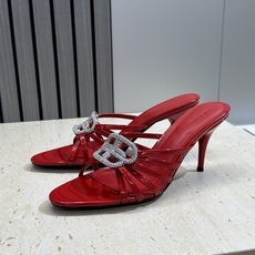 巴黎世家 Balenciaga 2026春夏新款高跟圆头女鞋 B家字母logo五金水钻扣镂空凉拖鞋材质: 巴黎世家 Balenciaga 2026春夏新款高跟圆头女鞋 B家字母logo五金水钻扣镂空凉拖鞋材质:
