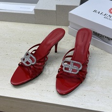 巴黎世家 Balenciaga 2026春夏新款高跟圆头女鞋 B家字母logo五金水钻扣镂空凉拖鞋材质: 巴黎世家 Balenciaga 2026春夏新款高跟圆头女鞋 B家字母logo五金水钻扣镂空凉拖鞋材质: