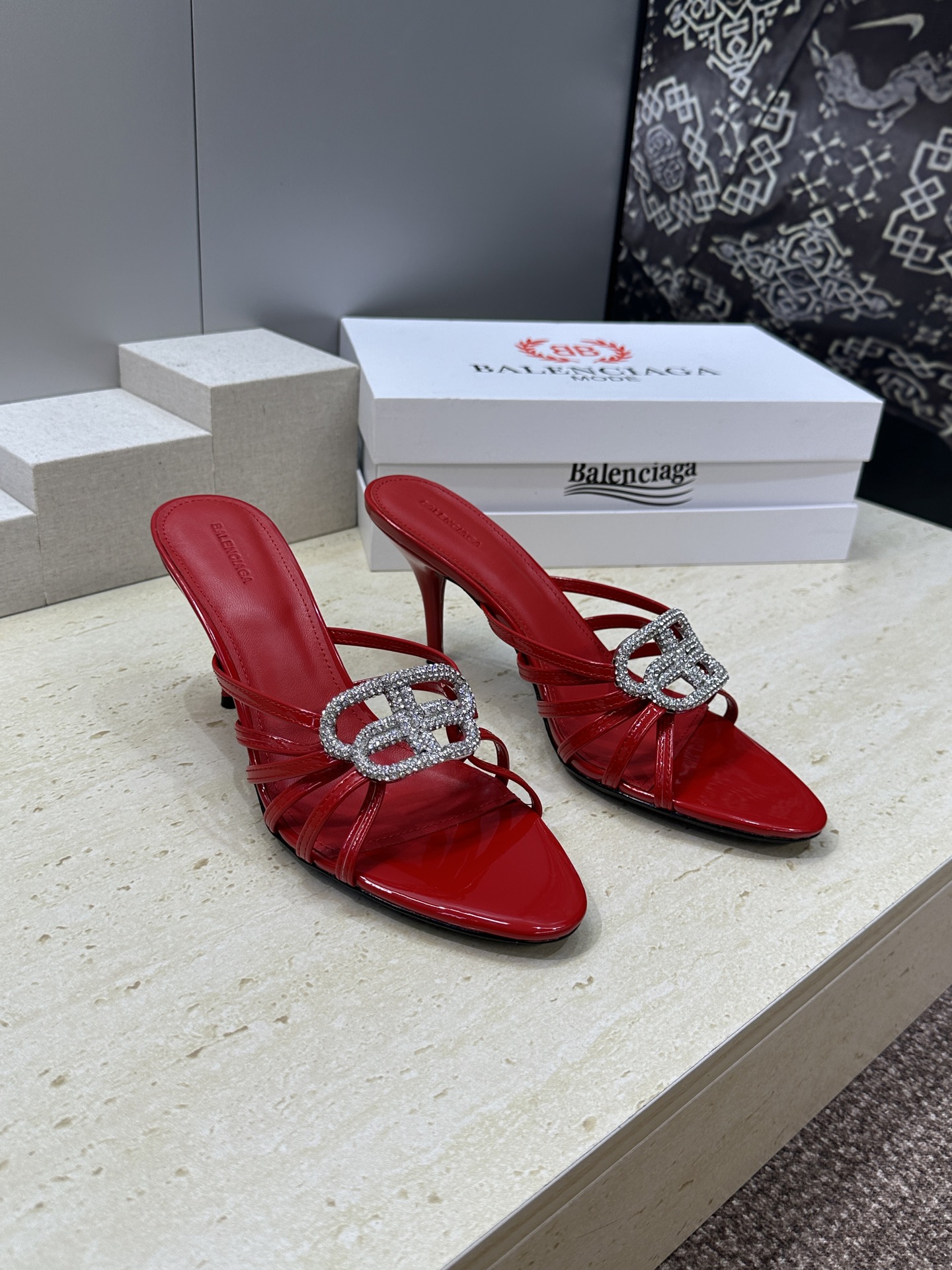 巴黎世家 Balenciaga 2026春夏新款高跟圆头女鞋 B家字母logo五金水钻扣镂空凉拖鞋材质:
