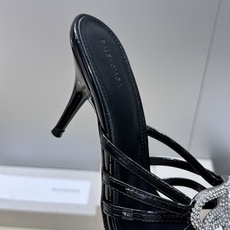 巴黎世家 Balenciaga 2026春夏新款高跟圆头女鞋 B家字母logo五金水钻扣镂空凉拖鞋材质: 巴黎世家 Balenciaga 2026春夏新款高跟圆头女鞋 B家字母logo五金水钻扣镂空凉拖鞋材质: