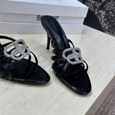 巴黎世家 Balenciaga 2026春夏新款高跟圆头女鞋 B家字母logo五金水钻扣镂空凉拖鞋材质: 巴黎世家 Balenciaga 2026春夏新款高跟圆头女鞋 B家字母logo五金水钻扣镂空凉拖鞋材质: