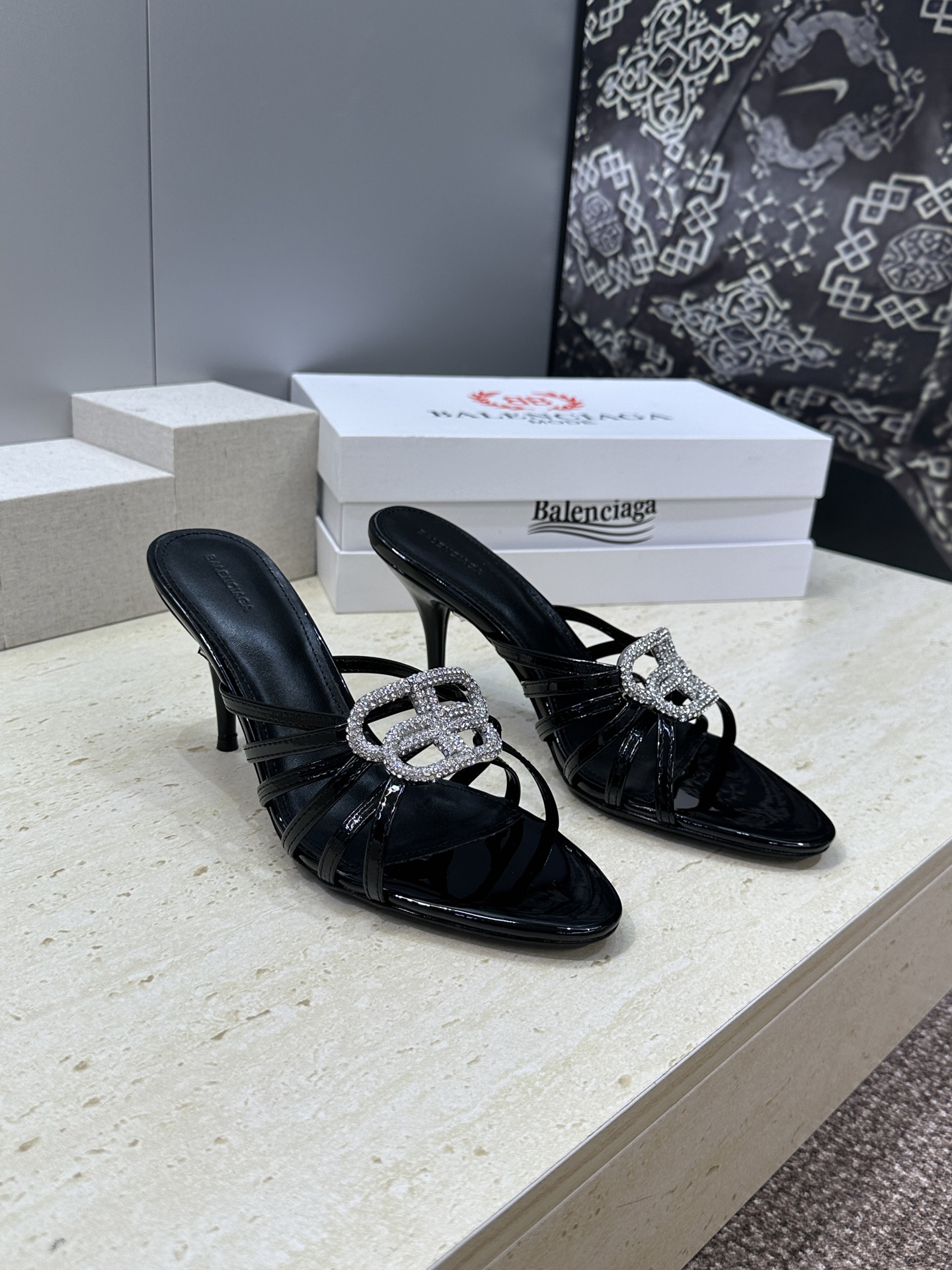 巴黎世家 Balenciaga 2026春夏新款高跟圆头女鞋 B家字母logo五金水钻扣镂空凉拖鞋材质:
