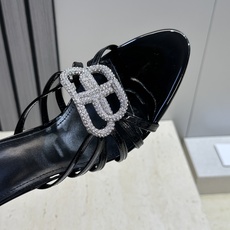 巴黎世家 Balenciaga 2026春夏新款高跟圆头女鞋 B家字母logo五金水钻扣镂空凉拖鞋材质: 巴黎世家 Balenciaga 2026春夏新款高跟圆头女鞋 B家字母logo五金水钻扣镂空凉拖鞋材质: