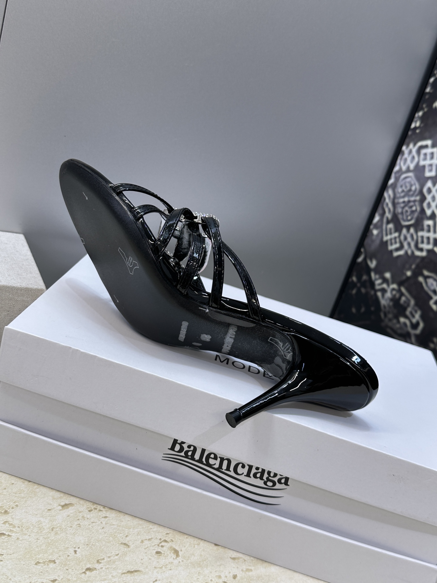 巴黎世家 Balenciaga 2026春夏新款高跟圆头女鞋 B家字母logo五金水钻扣镂空凉拖鞋材质: 巴黎世家 Balenciaga 2026春夏新款高跟圆头女鞋 B家字母logo五金水钻扣镂空凉拖鞋材质: