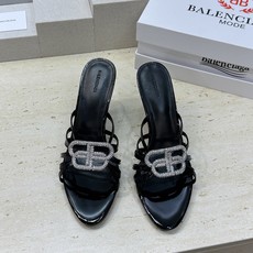 巴黎世家 Balenciaga 2026春夏新款高跟圆头女鞋 B家字母logo五金水钻扣镂空凉拖鞋材质: 巴黎世家 Balenciaga 2026春夏新款高跟圆头女鞋 B家字母logo五金水钻扣镂空凉拖鞋材质: