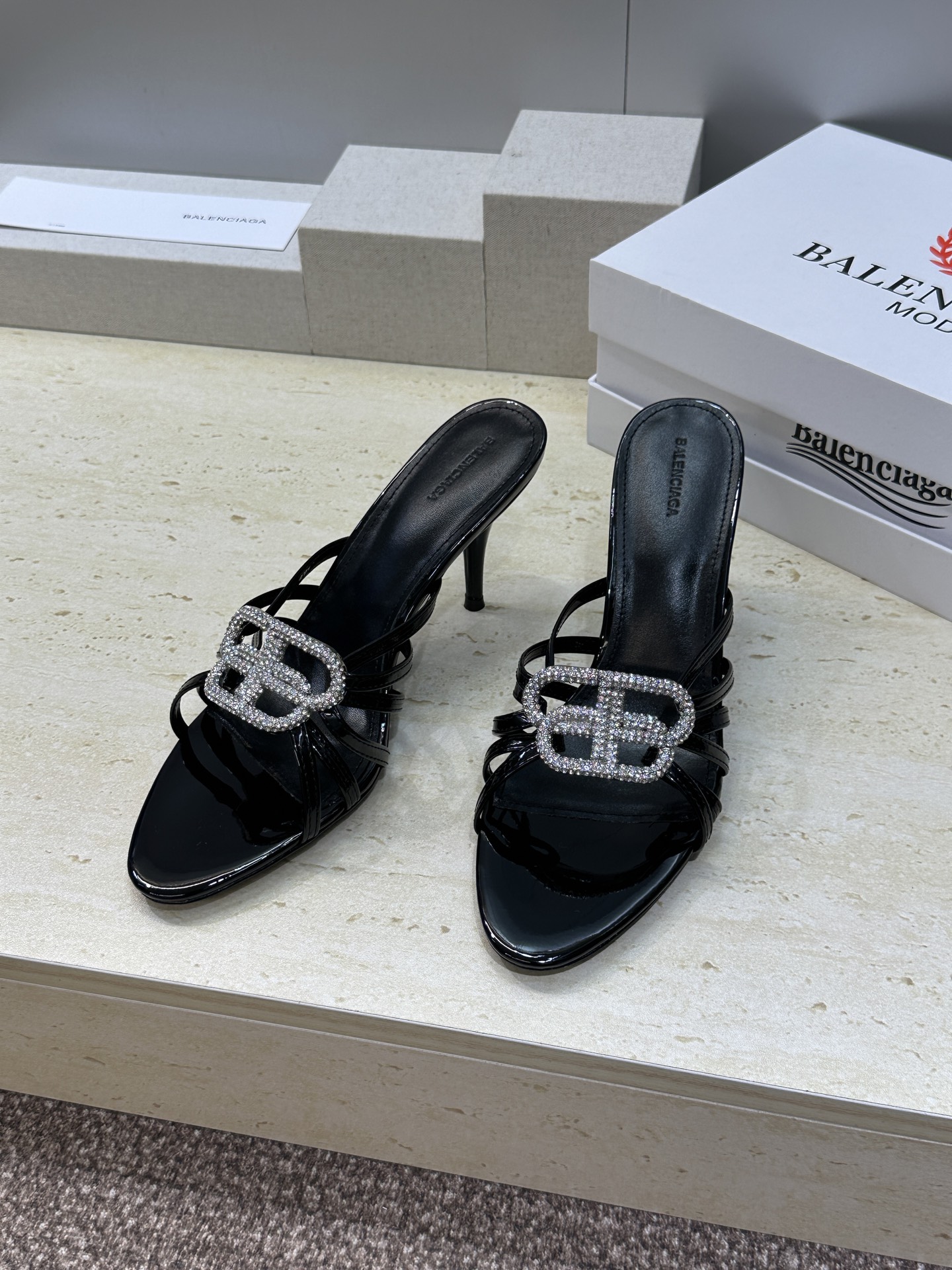巴黎世家 Balenciaga 2026春夏新款高跟圆头女鞋 B家字母logo五金水钻扣镂空凉拖鞋材质: 巴黎世家 Balenciaga 2026春夏新款高跟圆头女鞋 B家字母logo五金水钻扣镂空凉拖鞋材质: