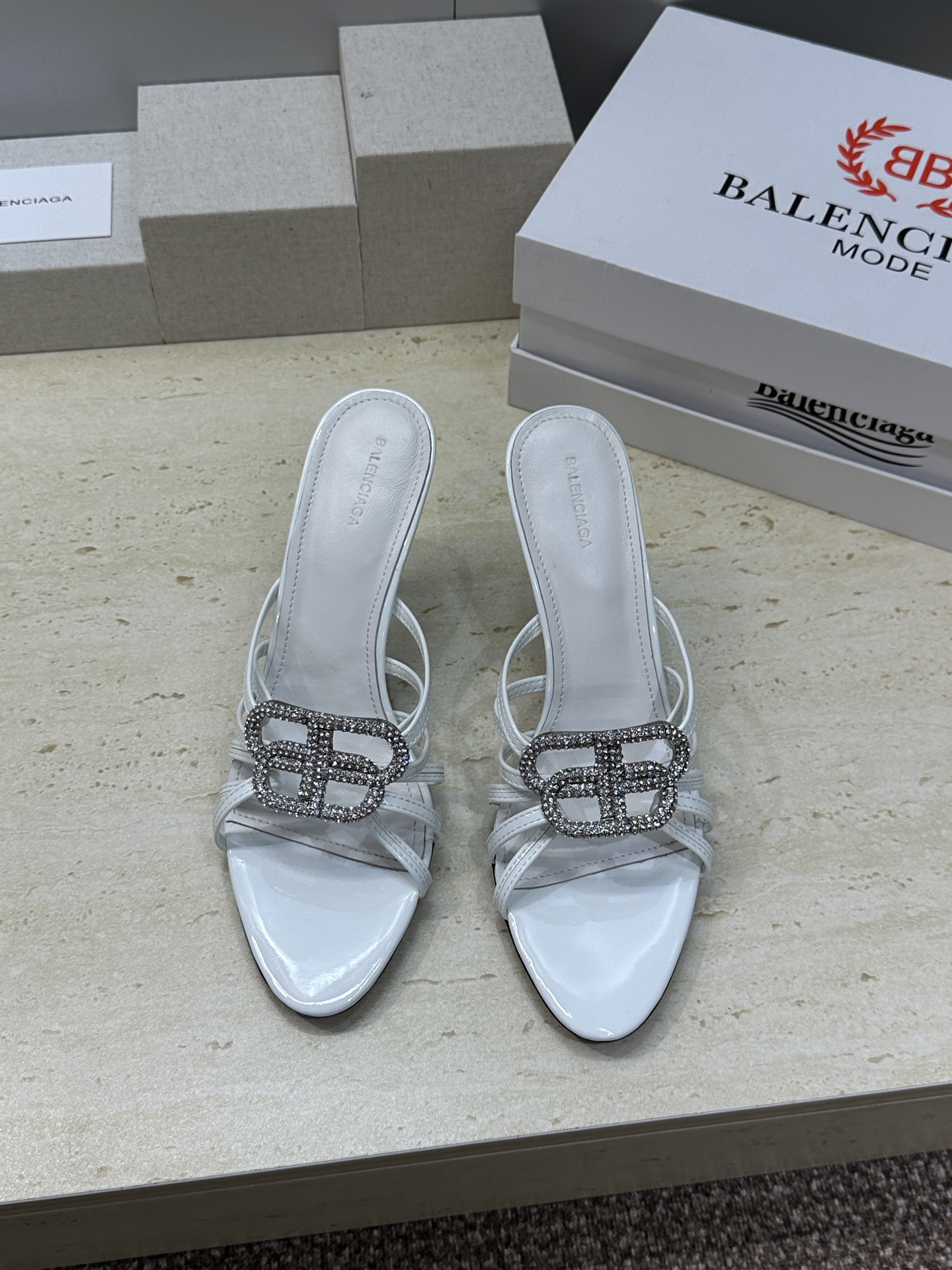 巴黎世家 Balenciaga 2026春夏新款高跟圆头女鞋 B家字母logo五金水钻扣镂空凉拖鞋材质: 巴黎世家 Balenciaga 2026春夏新款高跟圆头女鞋 B家字母logo五金水钻扣镂空凉拖鞋材质:
