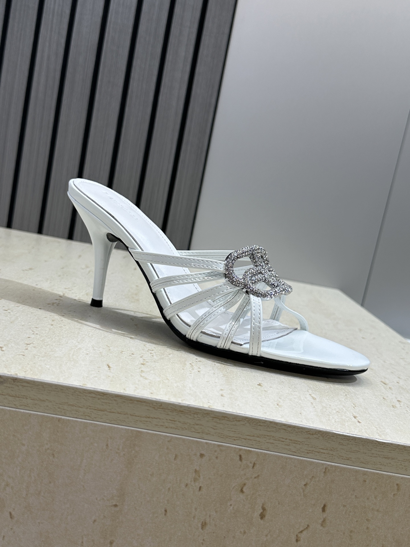 巴黎世家 Balenciaga 2026春夏新款高跟圆头女鞋 B家字母logo五金水钻扣镂空凉拖鞋材质: 巴黎世家 Balenciaga 2026春夏新款高跟圆头女鞋 B家字母logo五金水钻扣镂空凉拖鞋材质: