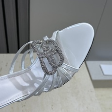 巴黎世家 Balenciaga 2026春夏新款高跟圆头女鞋 B家字母logo五金水钻扣镂空凉拖鞋材质: 巴黎世家 Balenciaga 2026春夏新款高跟圆头女鞋 B家字母logo五金水钻扣镂空凉拖鞋材质:
