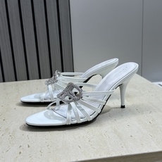 巴黎世家 Balenciaga 2026春夏新款高跟圆头女鞋 B家字母logo五金水钻扣镂空凉拖鞋材质: 巴黎世家 Balenciaga 2026春夏新款高跟圆头女鞋 B家字母logo五金水钻扣镂空凉拖鞋材质:
