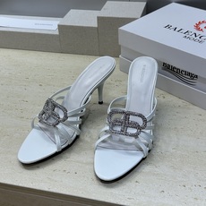 巴黎世家 Balenciaga 2026春夏新款高跟圆头女鞋 B家字母logo五金水钻扣镂空凉拖鞋材质: 巴黎世家 Balenciaga 2026春夏新款高跟圆头女鞋 B家字母logo五金水钻扣镂空凉拖鞋材质: