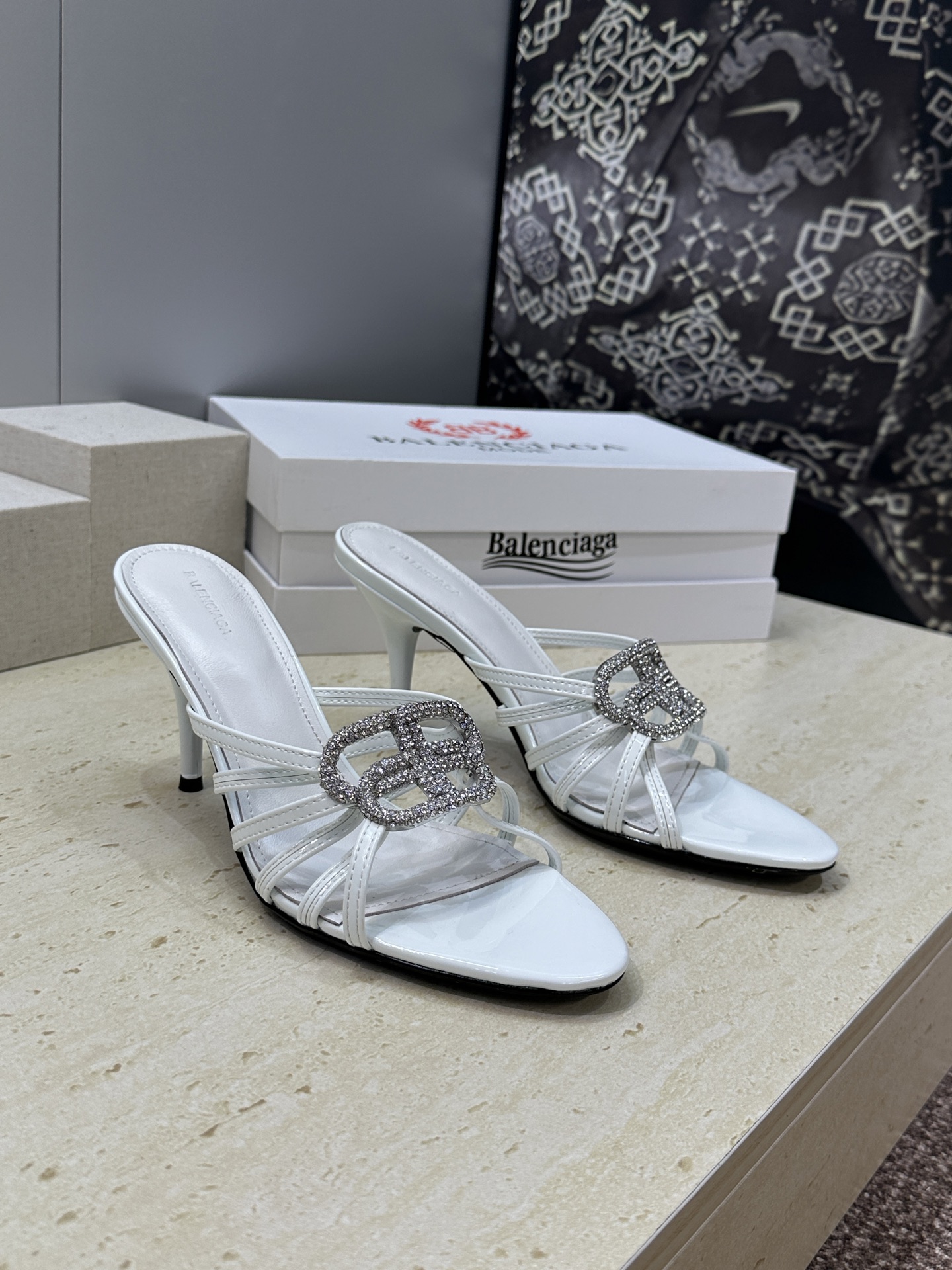 巴黎世家 Balenciaga 2026春夏新款高跟圆头女鞋 B家字母logo五金水钻扣镂空凉拖鞋材质: