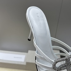 巴黎世家 Balenciaga 2026春夏新款高跟圆头女鞋 B家字母logo五金水钻扣镂空凉拖鞋材质: 巴黎世家 Balenciaga 2026春夏新款高跟圆头女鞋 B家字母logo五金水钻扣镂空凉拖鞋材质: