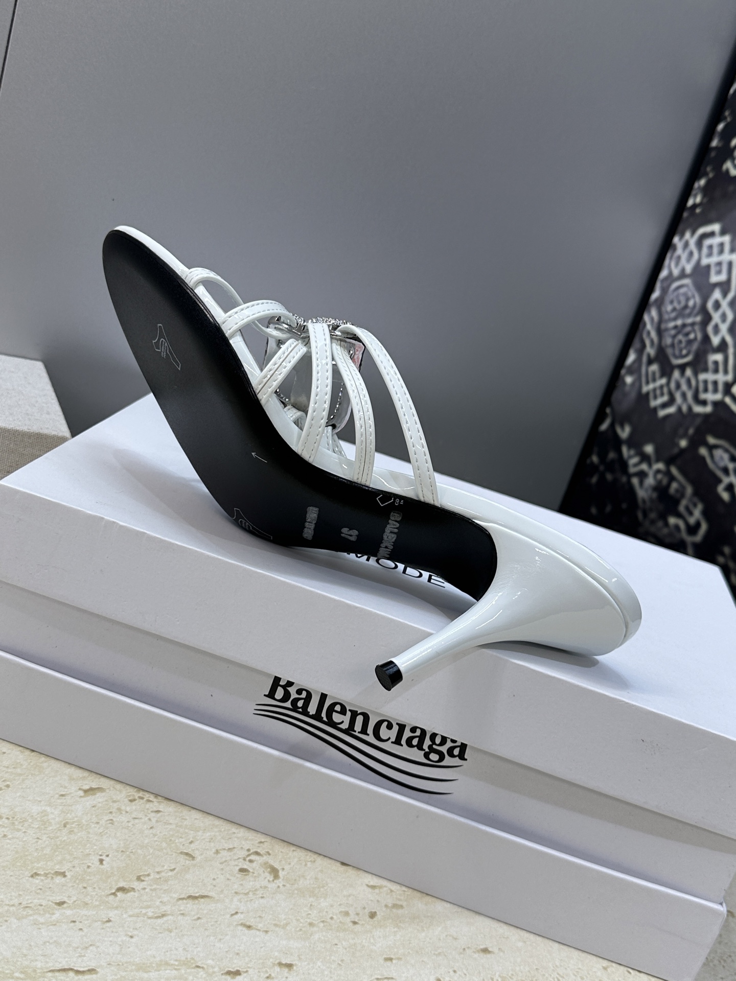 巴黎世家 Balenciaga 2026春夏新款高跟圆头女鞋 B家字母logo五金水钻扣镂空凉拖鞋材质: 巴黎世家 Balenciaga 2026春夏新款高跟圆头女鞋 B家字母logo五金水钻扣镂空凉拖鞋材质: