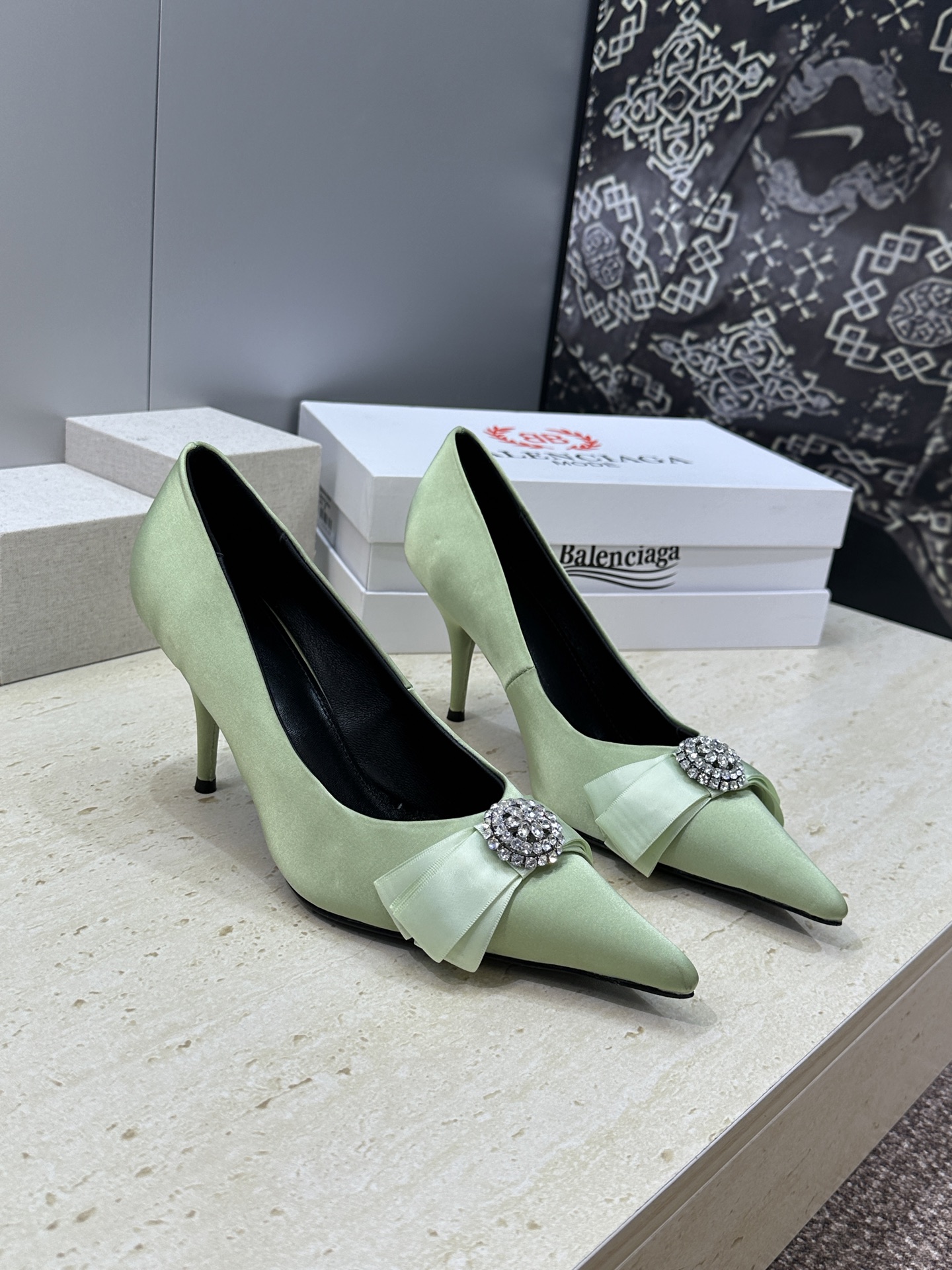 Balenciaga 2026春夏新款尖头高跟蝴蝶鞋女鞋 巴黎世家字母logo水钻五金扣气质女单鞋材质: