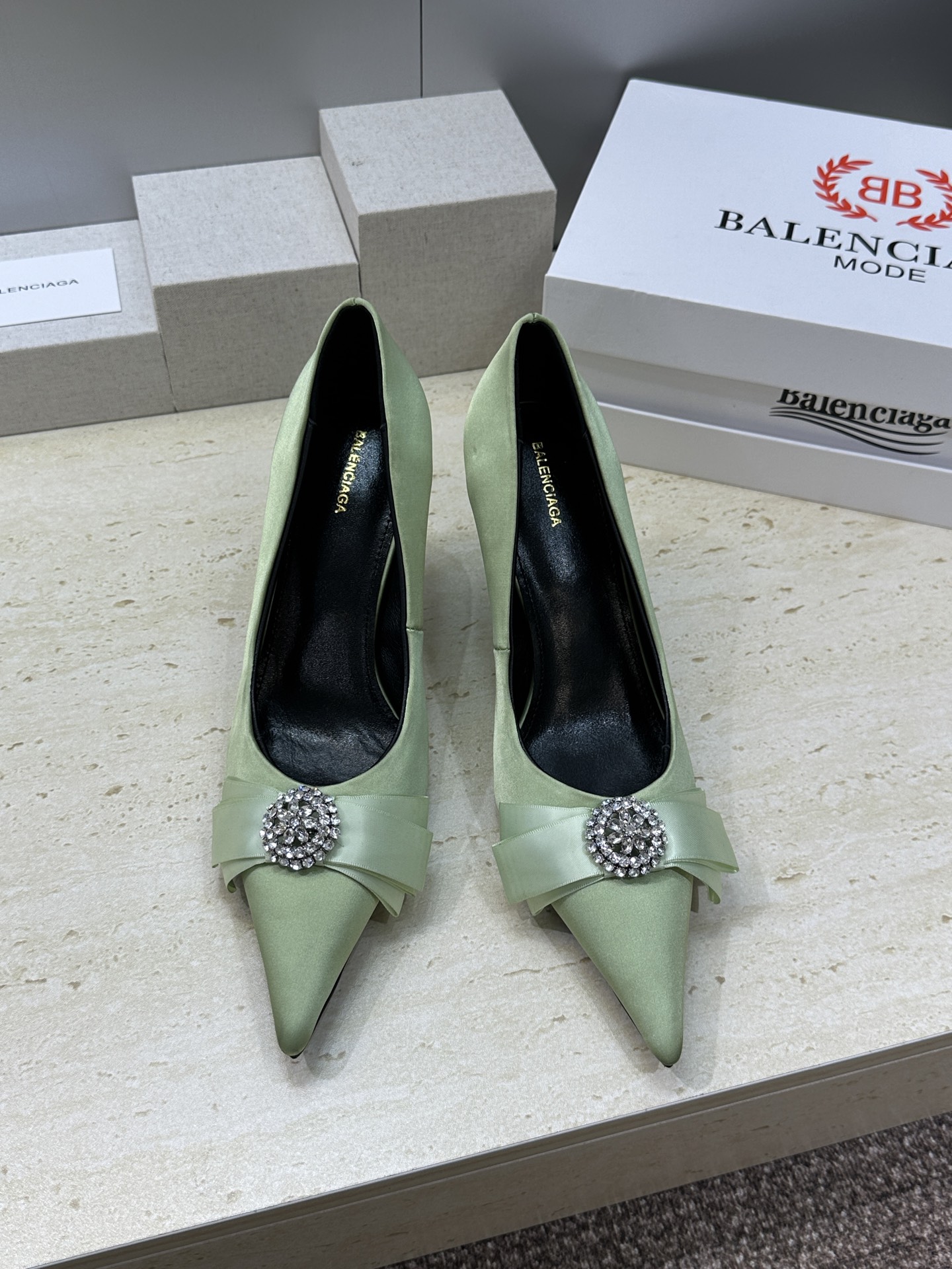 Balenciaga 2026春夏新款尖头高跟蝴蝶鞋女鞋 巴黎世家字母logo水钻五金扣气质女单鞋材质: Balenciaga 2026春夏新款尖头高跟蝴蝶鞋女鞋 巴黎世家字母logo水钻五金扣气质女单鞋材质: