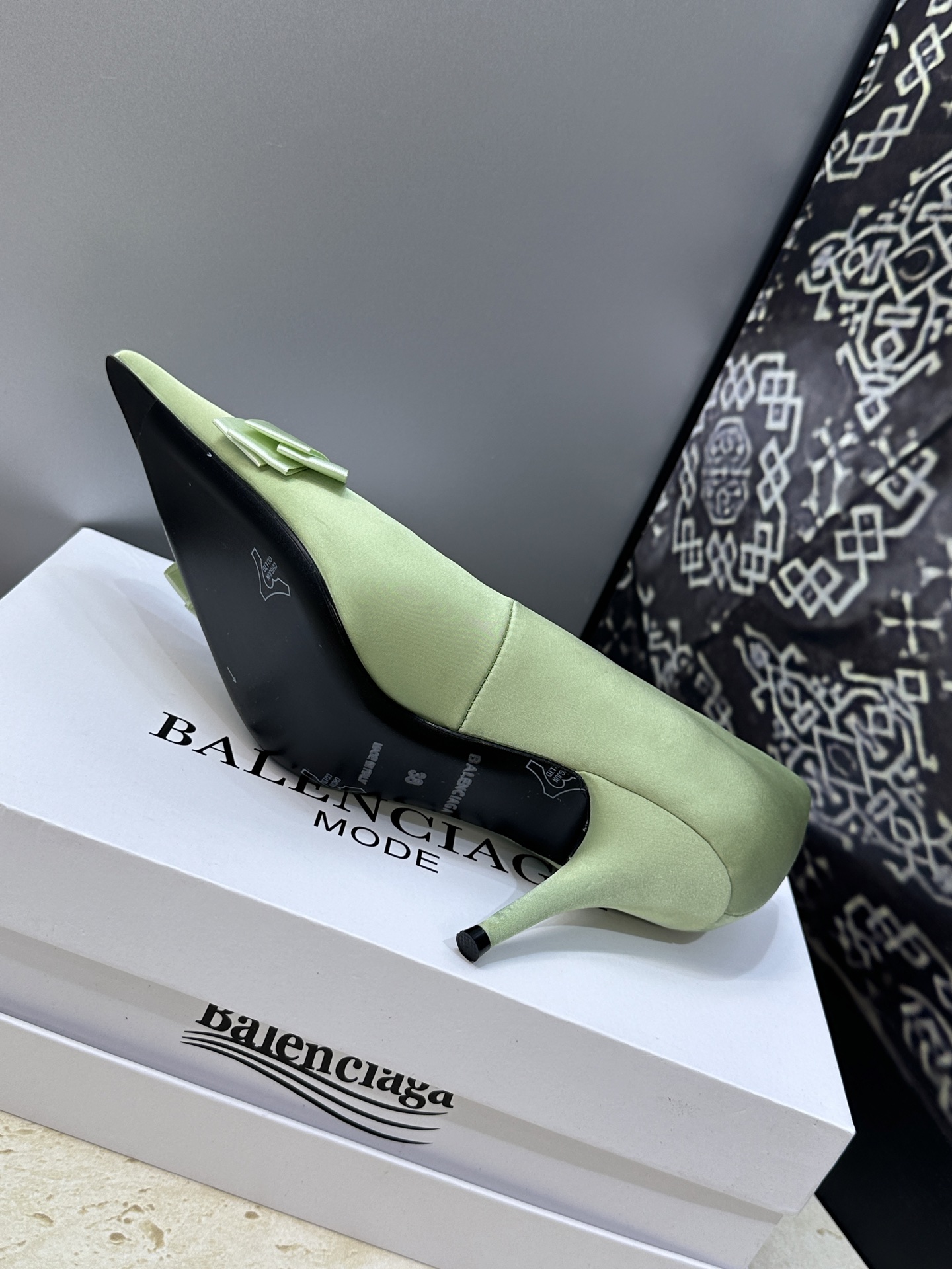 Balenciaga 2026春夏新款尖头高跟蝴蝶鞋女鞋 巴黎世家字母logo水钻五金扣气质女单鞋材质: Balenciaga 2026春夏新款尖头高跟蝴蝶鞋女鞋 巴黎世家字母logo水钻五金扣气质女单鞋材质: