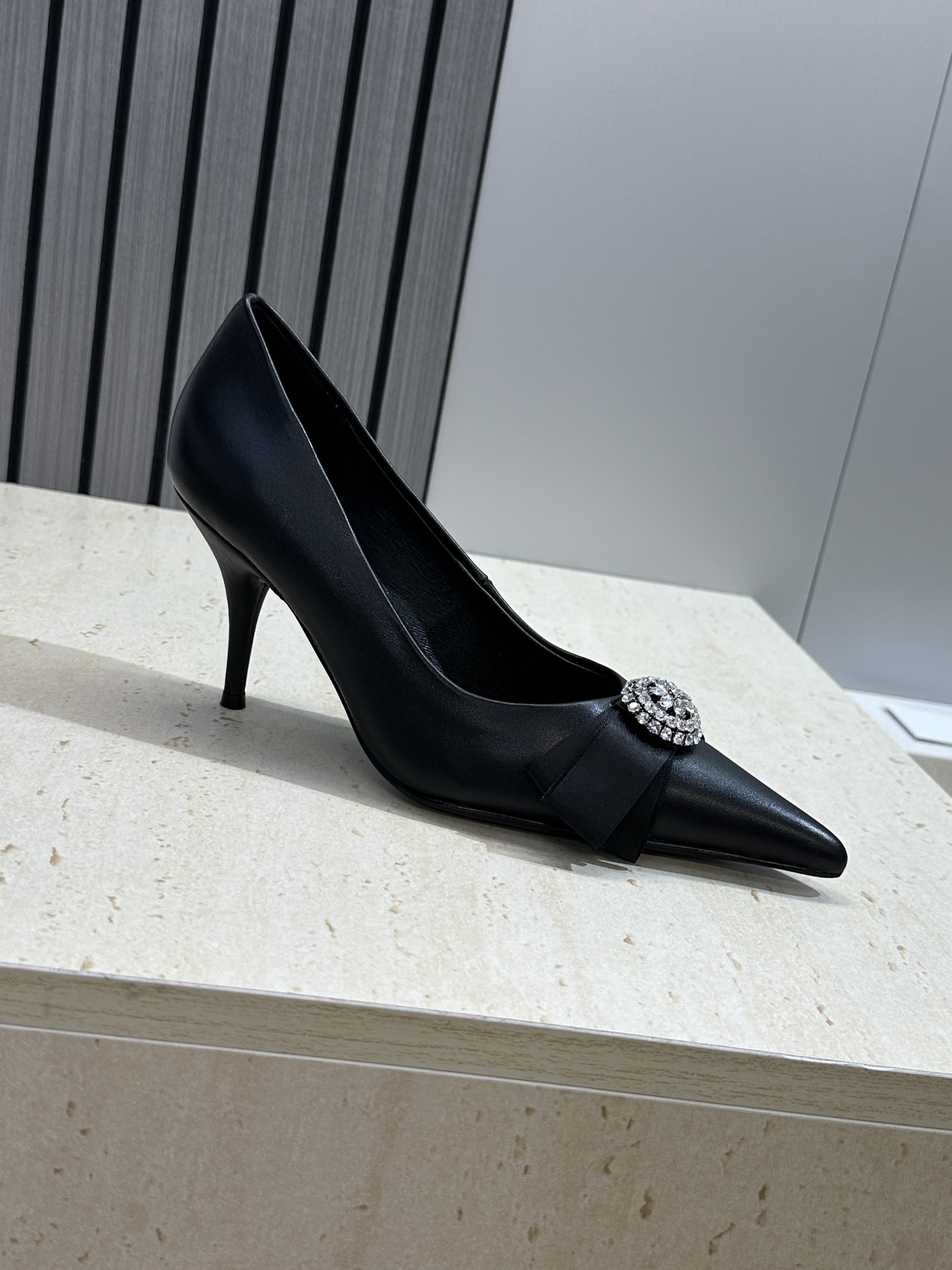 Balenciaga 2026春夏新款尖头高跟蝴蝶鞋女鞋 巴黎世家字母logo水钻五金扣气质女单鞋材质: